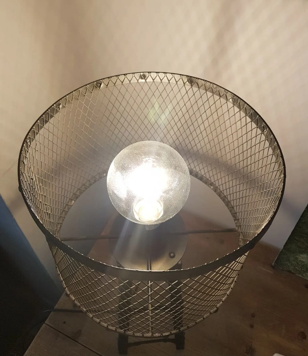 Industrial lamp in black metal to pose.