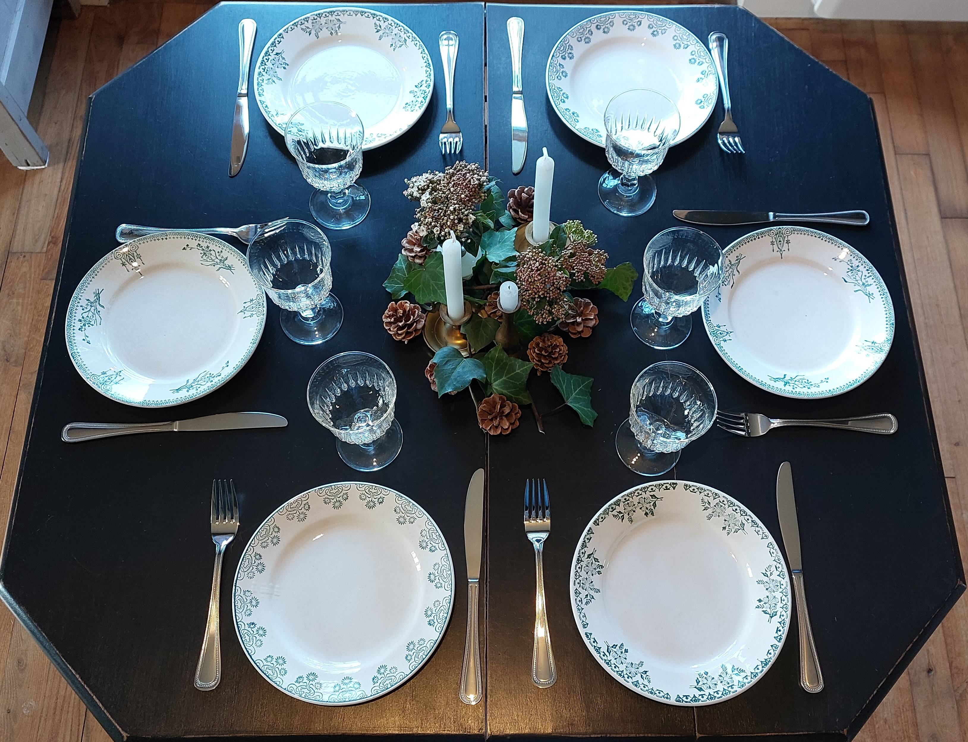 9 Assiettes plates dépareillées Terre de fer tons verts bleus