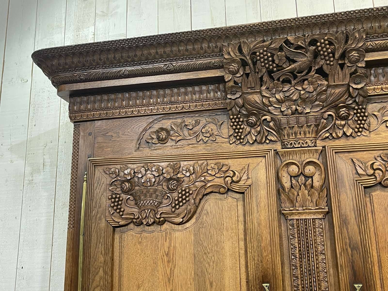 Armoire de mariage Normande sculptée en chêne clair du 19ème siècle