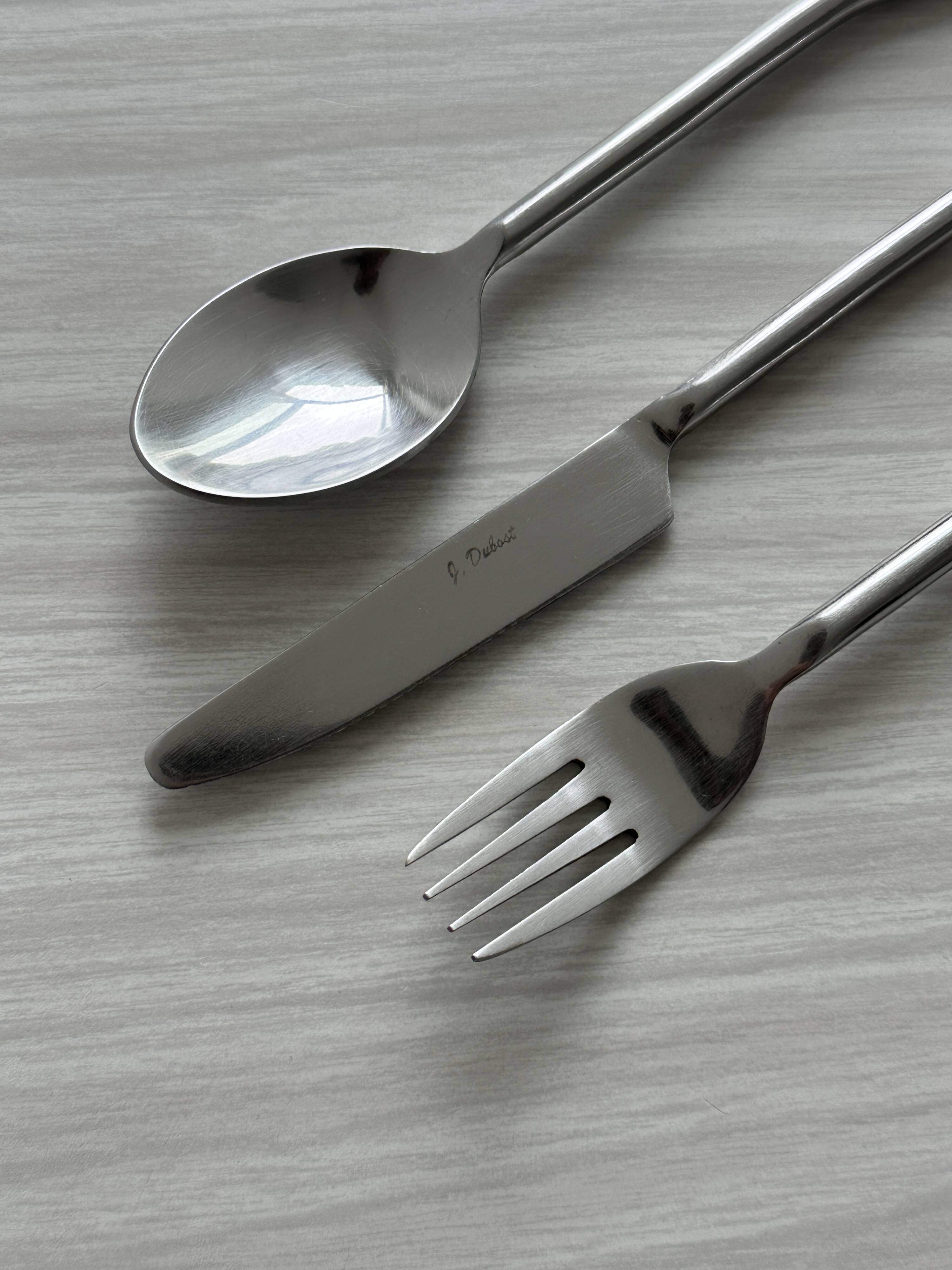 18-piece shiny metal cutlery set