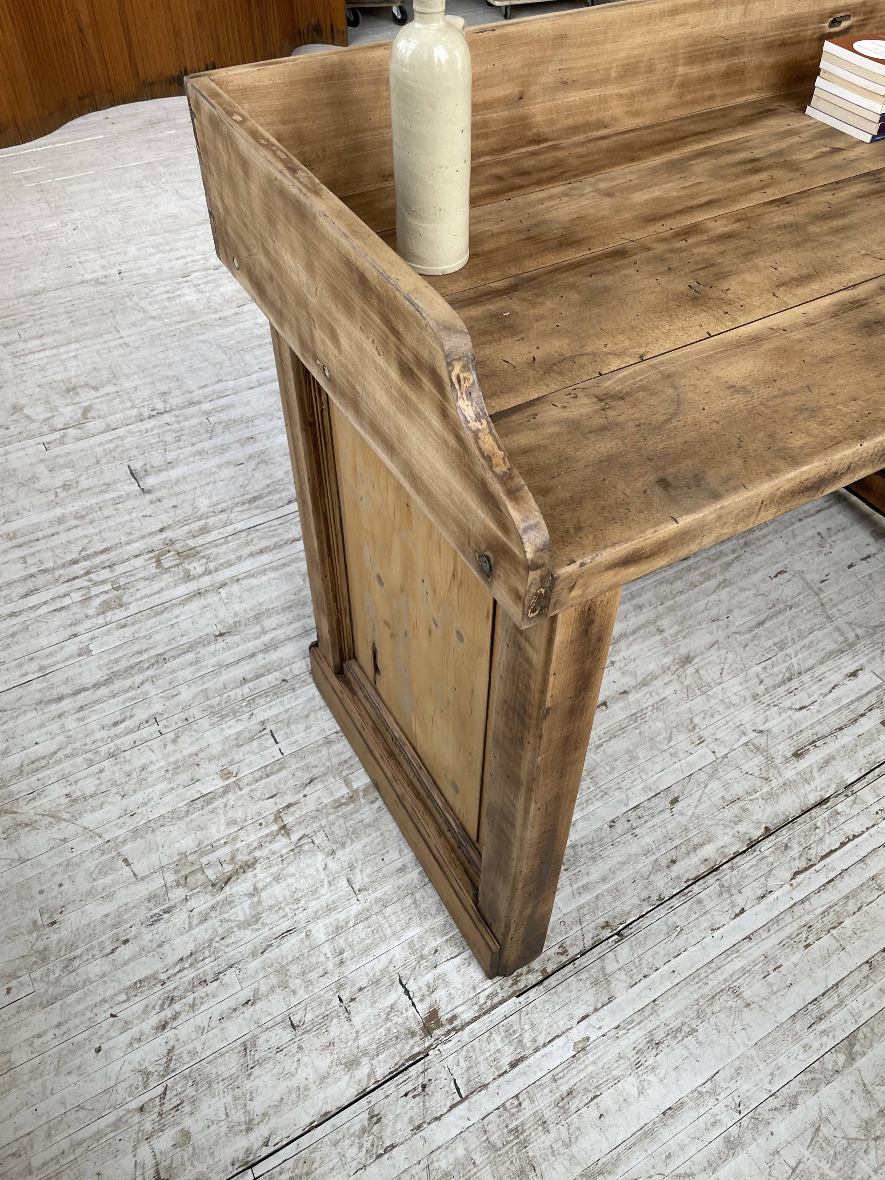 Trading counter central island pine
