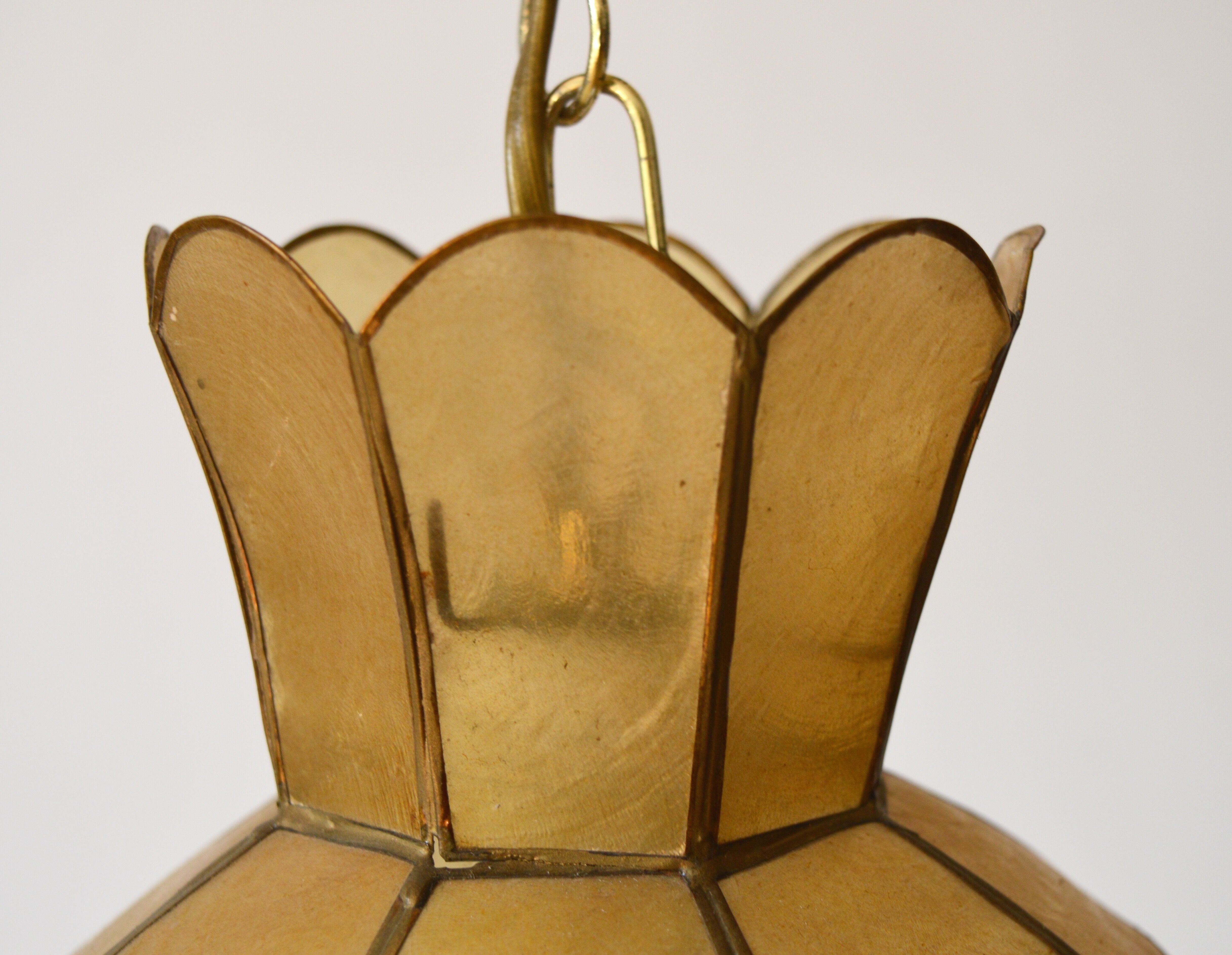 Mother-of-pearl and brass suspension