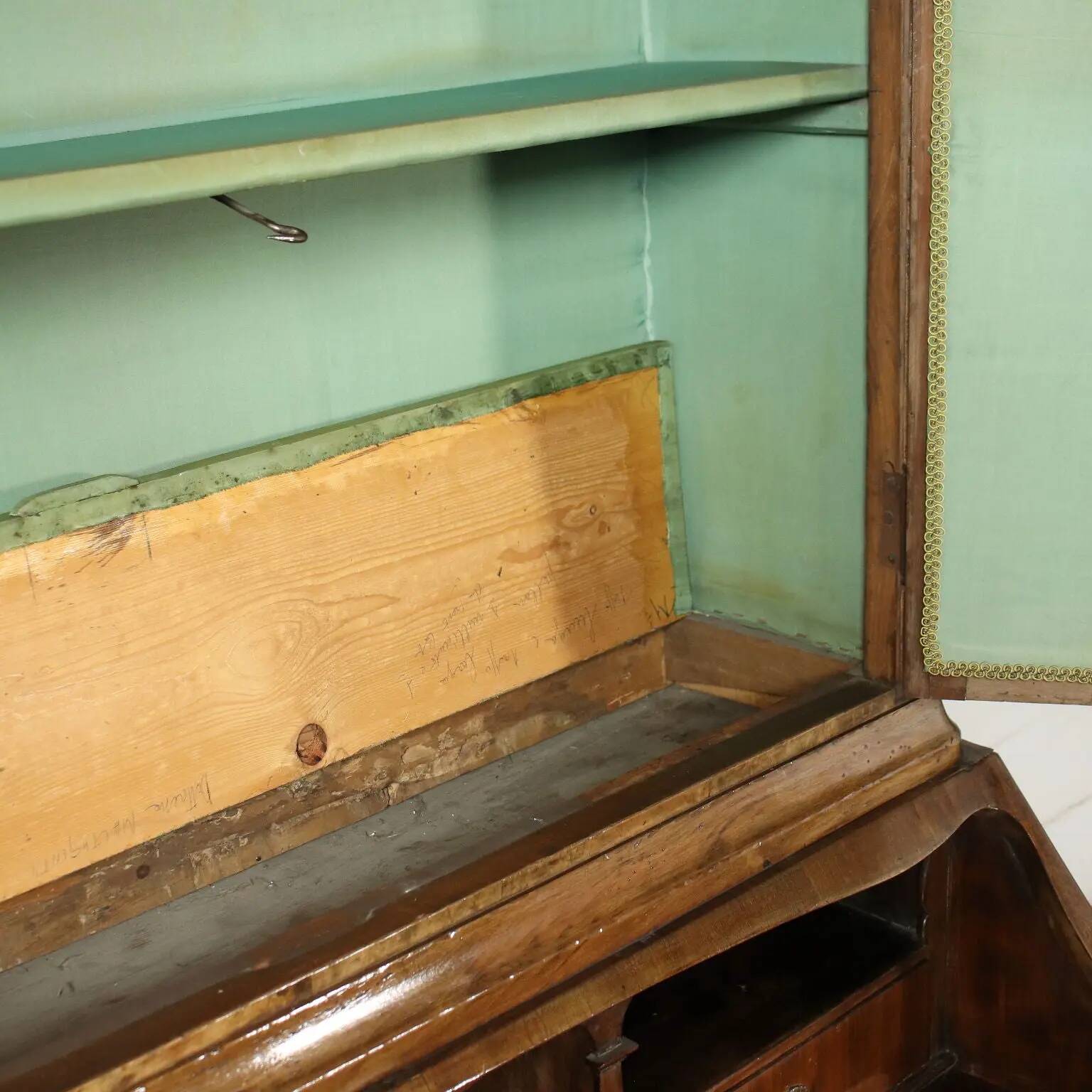 Trumeau barocchetto avec miroir en placage de ronce de noyer, Italie, XVIIIe siècle