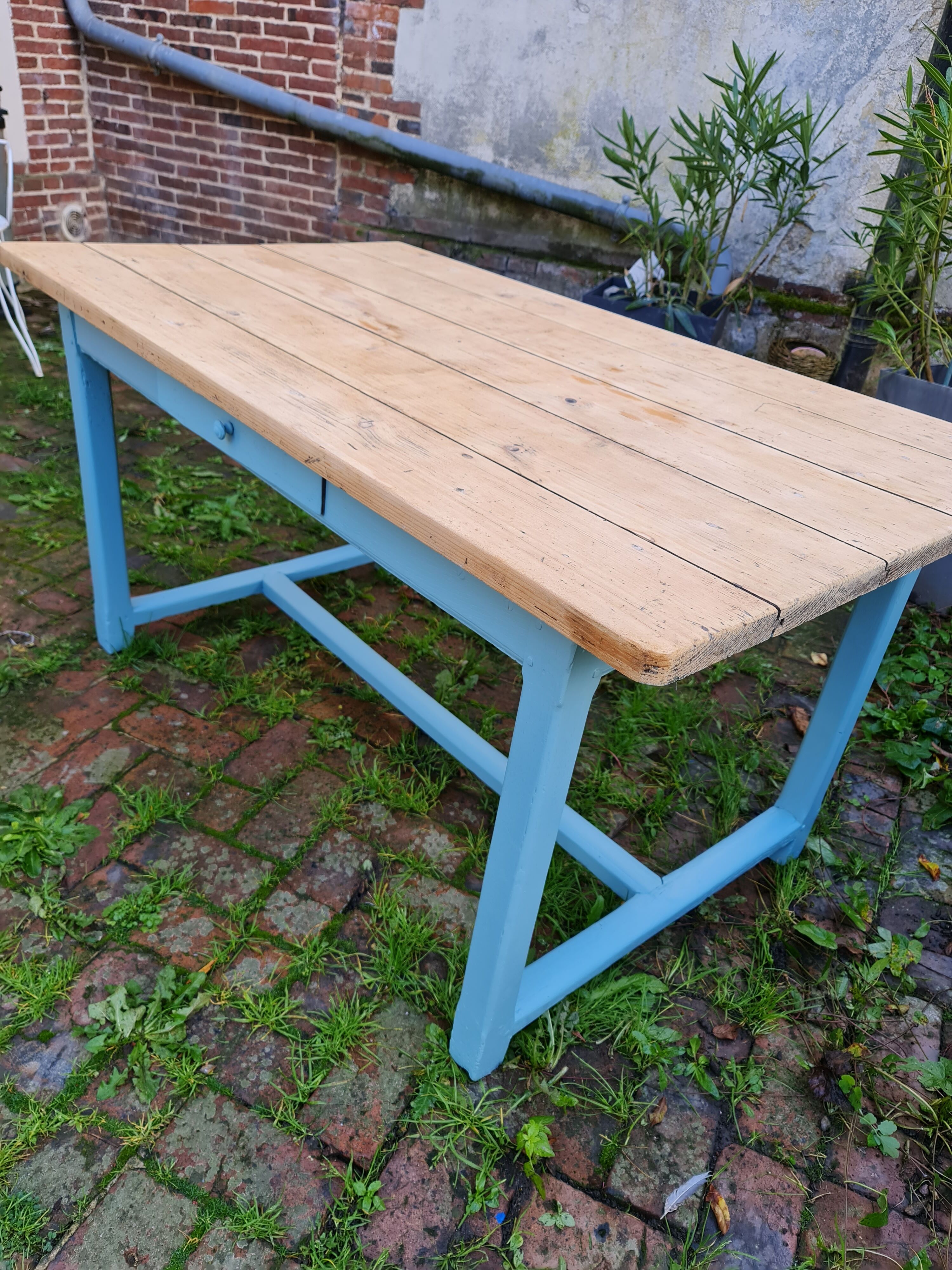 Farm table in oak rough tray vitrify Nordic green foot a drawer covered