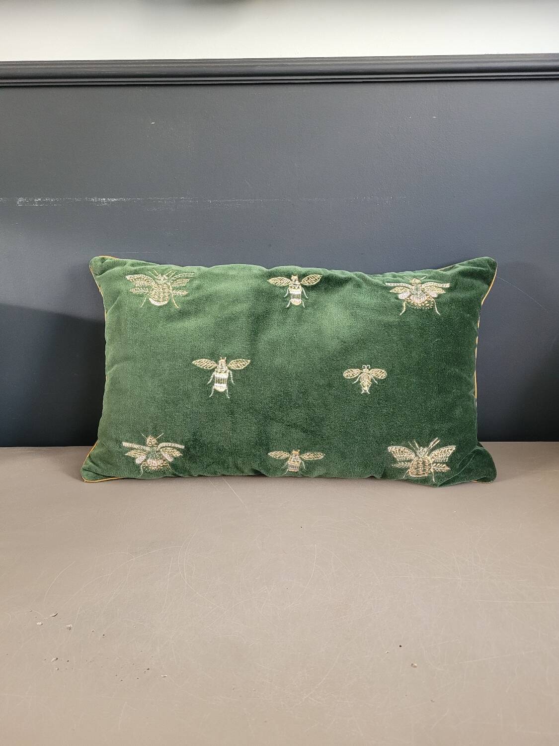 Coussin en velours motifs brodés abeilles