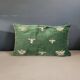 Coussin en velours motifs brodés abeilles