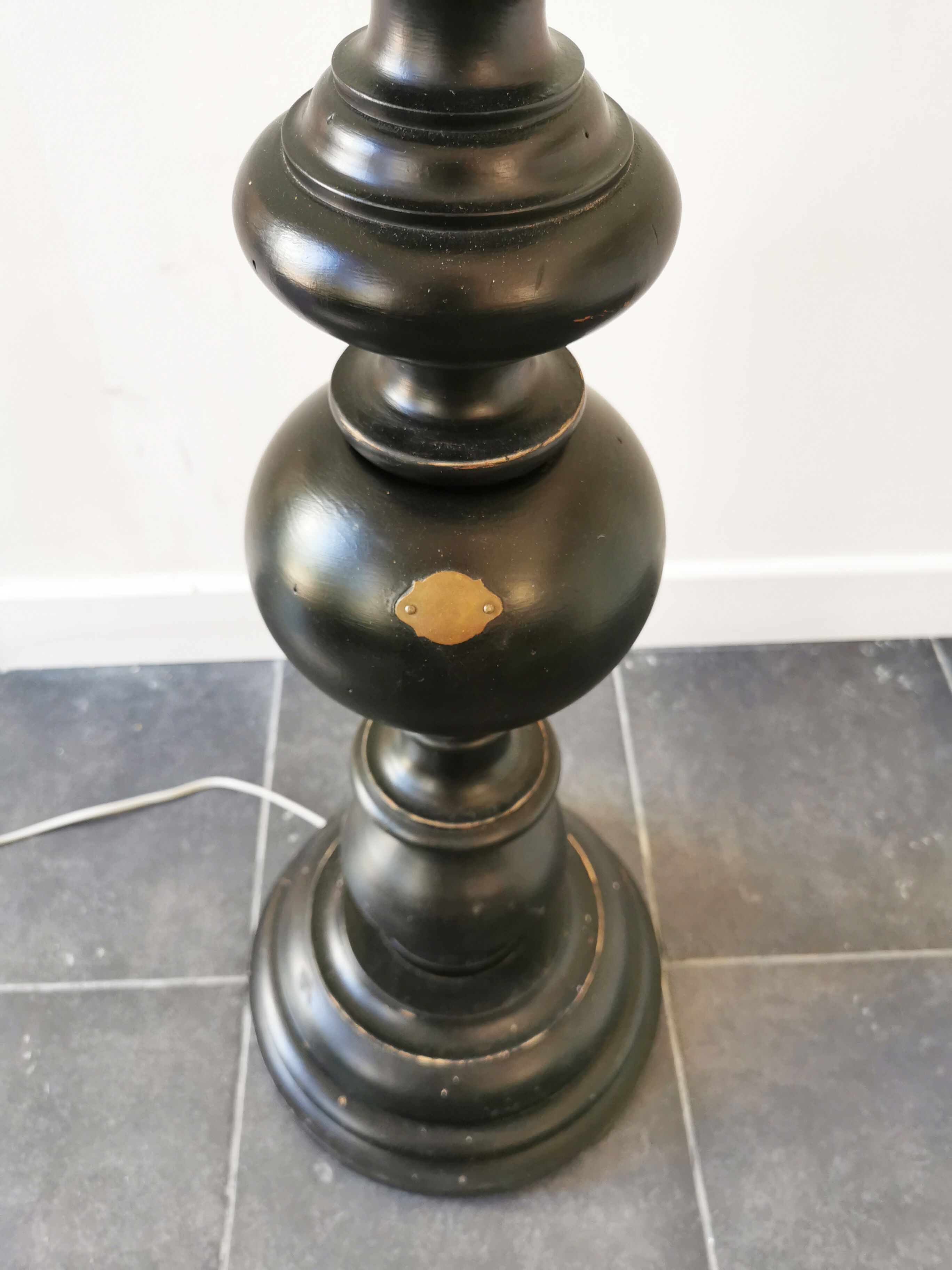 2 solid wooden lampposts