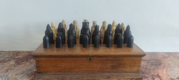 Réplique du jeu d'échecs Isle of Lewis de style musée avec boîte en bois faite à la main