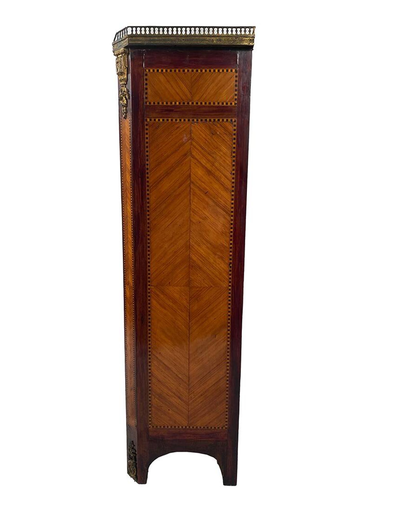 Elegant Louis XVI style chest of drawers, late 19th century