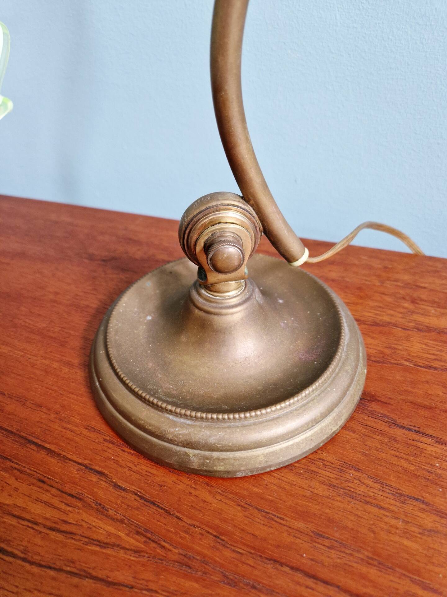 Art Nouveau desk lamp, bronze and opalescent glass