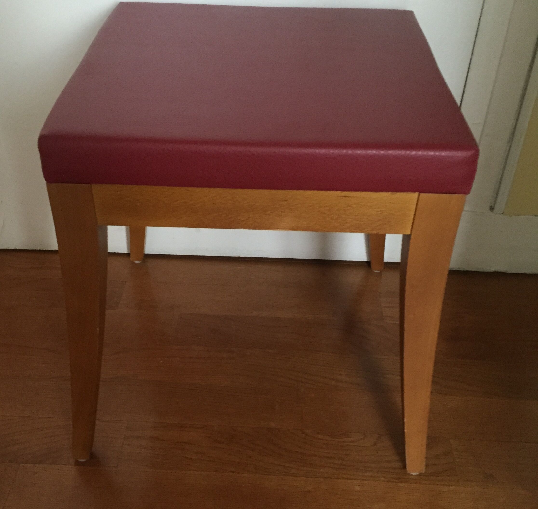 Stool in solid wood, covered with leatherette Burgundy
