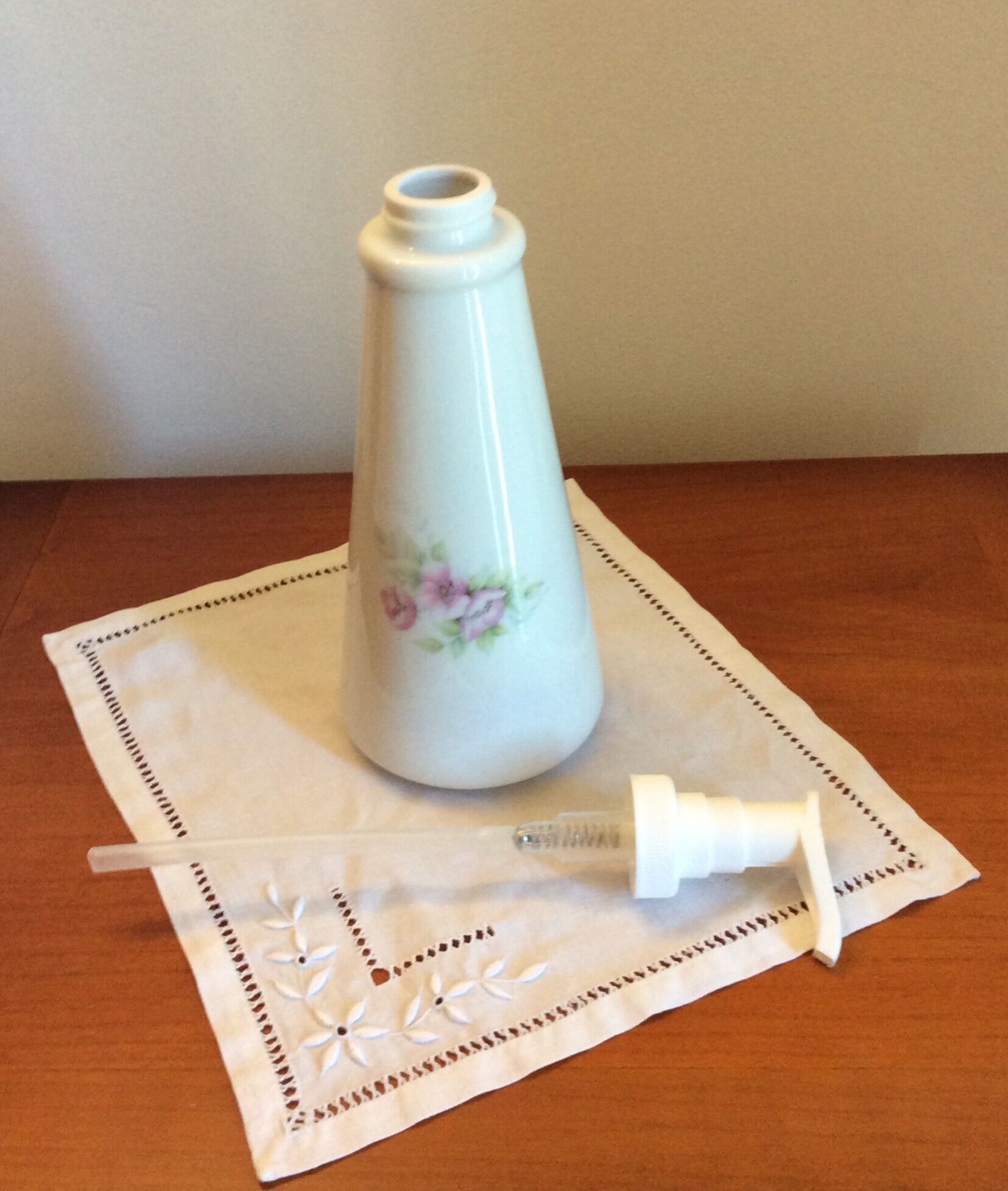 Porcelain liquid soap dispenser from the Lys Royal