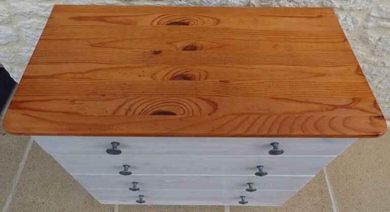 Grande Commode dessus bois 4  tiroirs cérusés blanc gris avec boutons métal