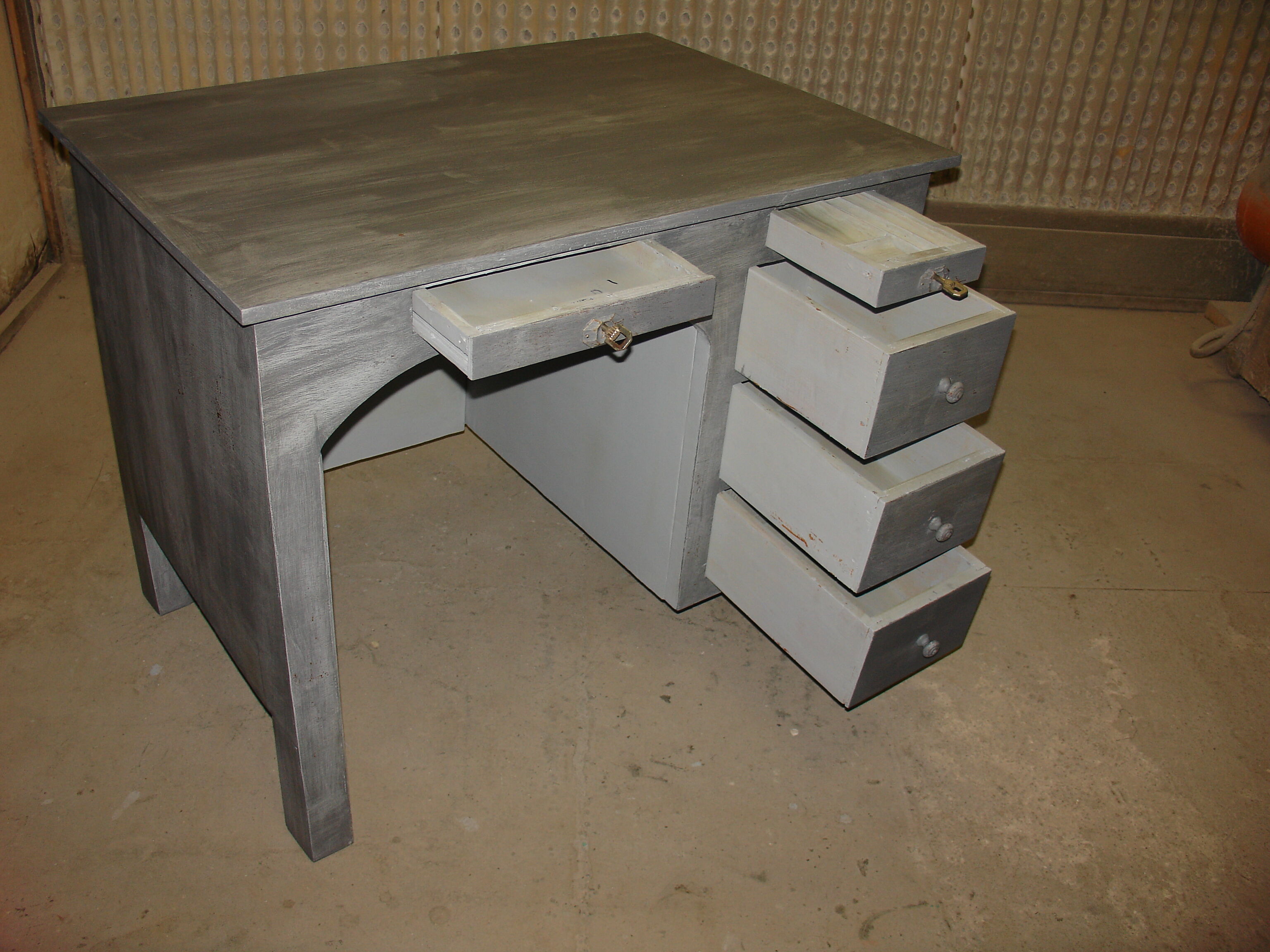 Bureau peint en gris patiné et vernis mat vers 1940