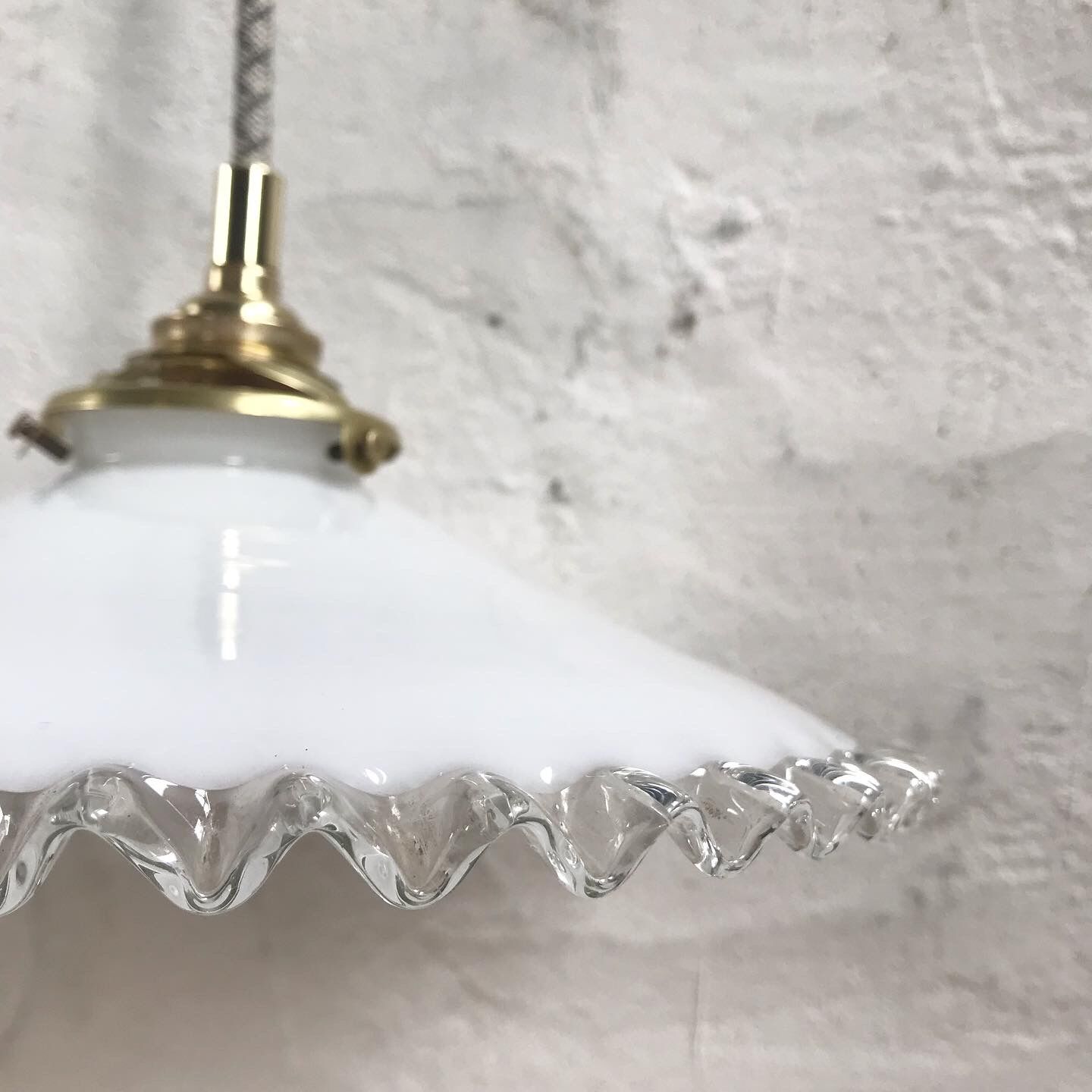 Serrated opaline suspension