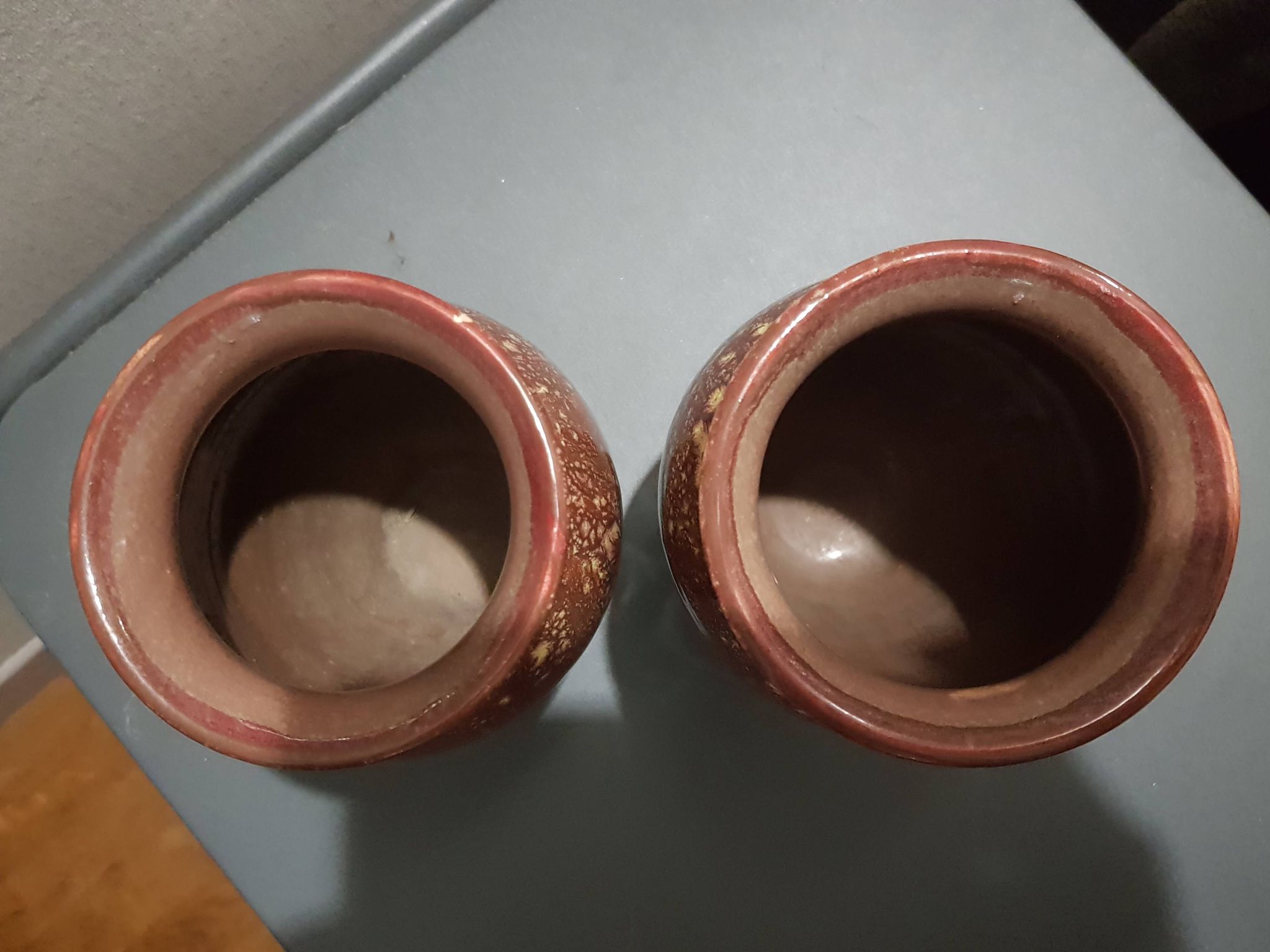 Deux vases vert et chocola vintage, années 60