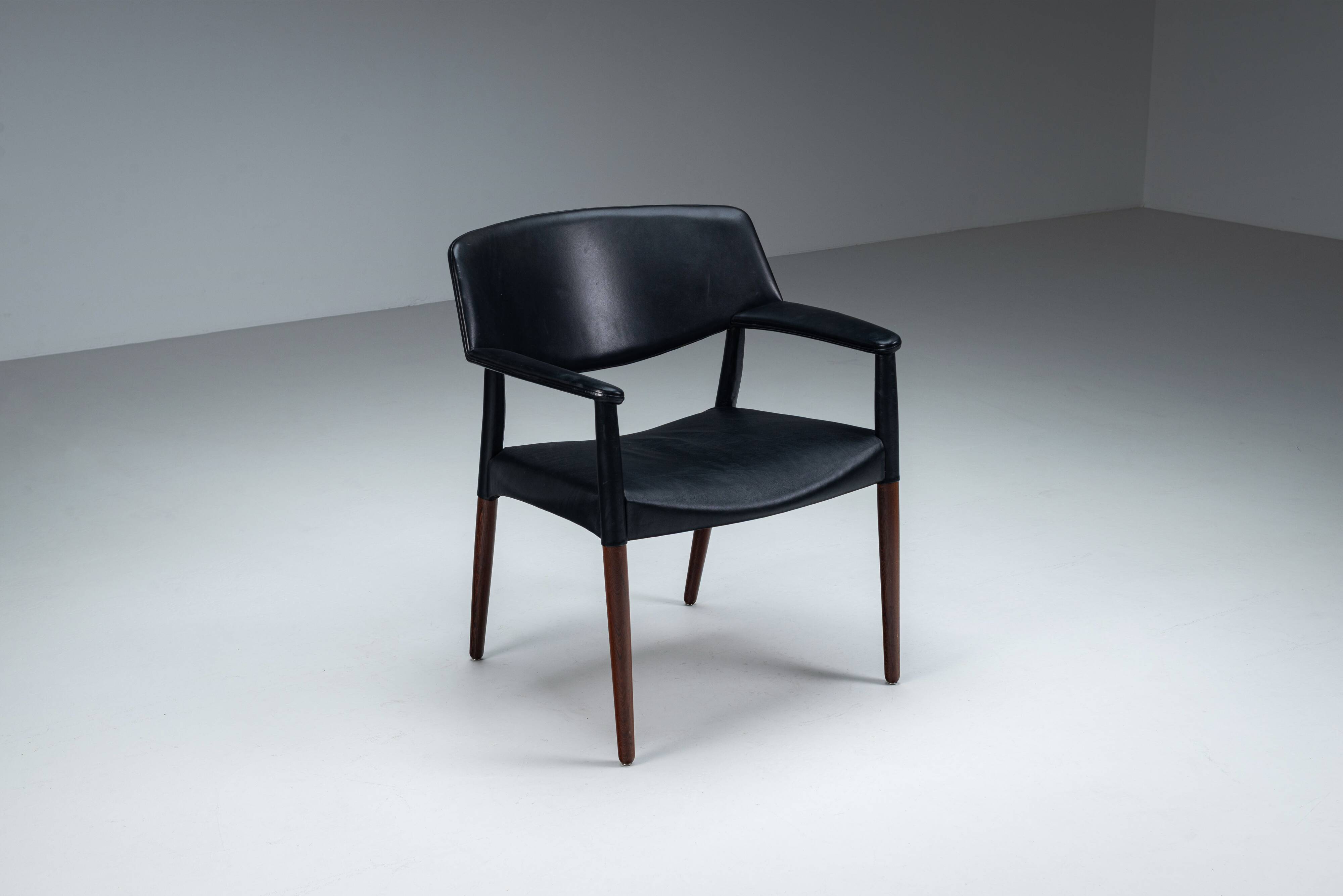 Mid-century armchair designed by Ejnar Larsen & Aksel Bender Madsen for Wil