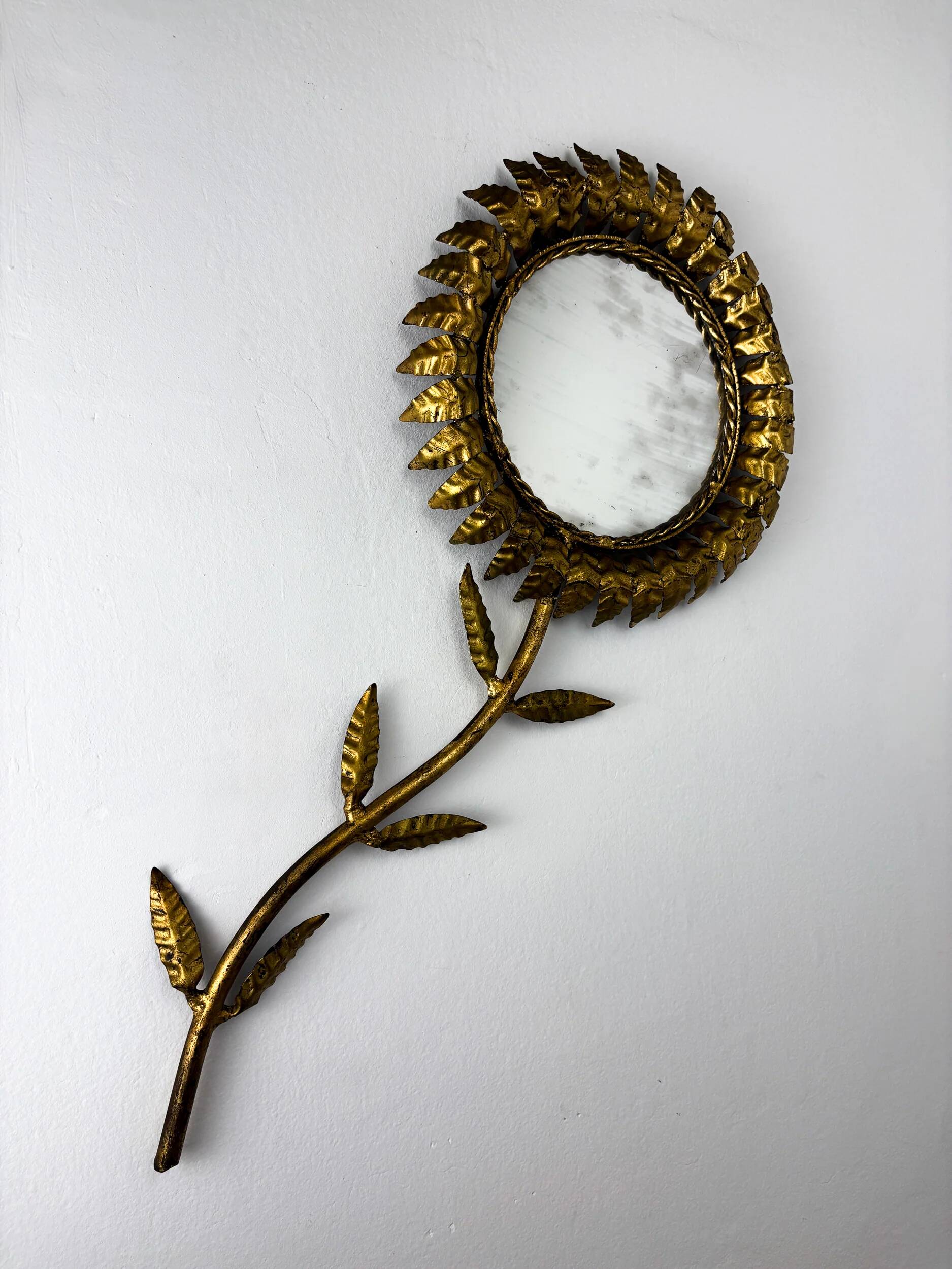 Miroir mural en forme de fleur éclatante, en fer doré, 1950