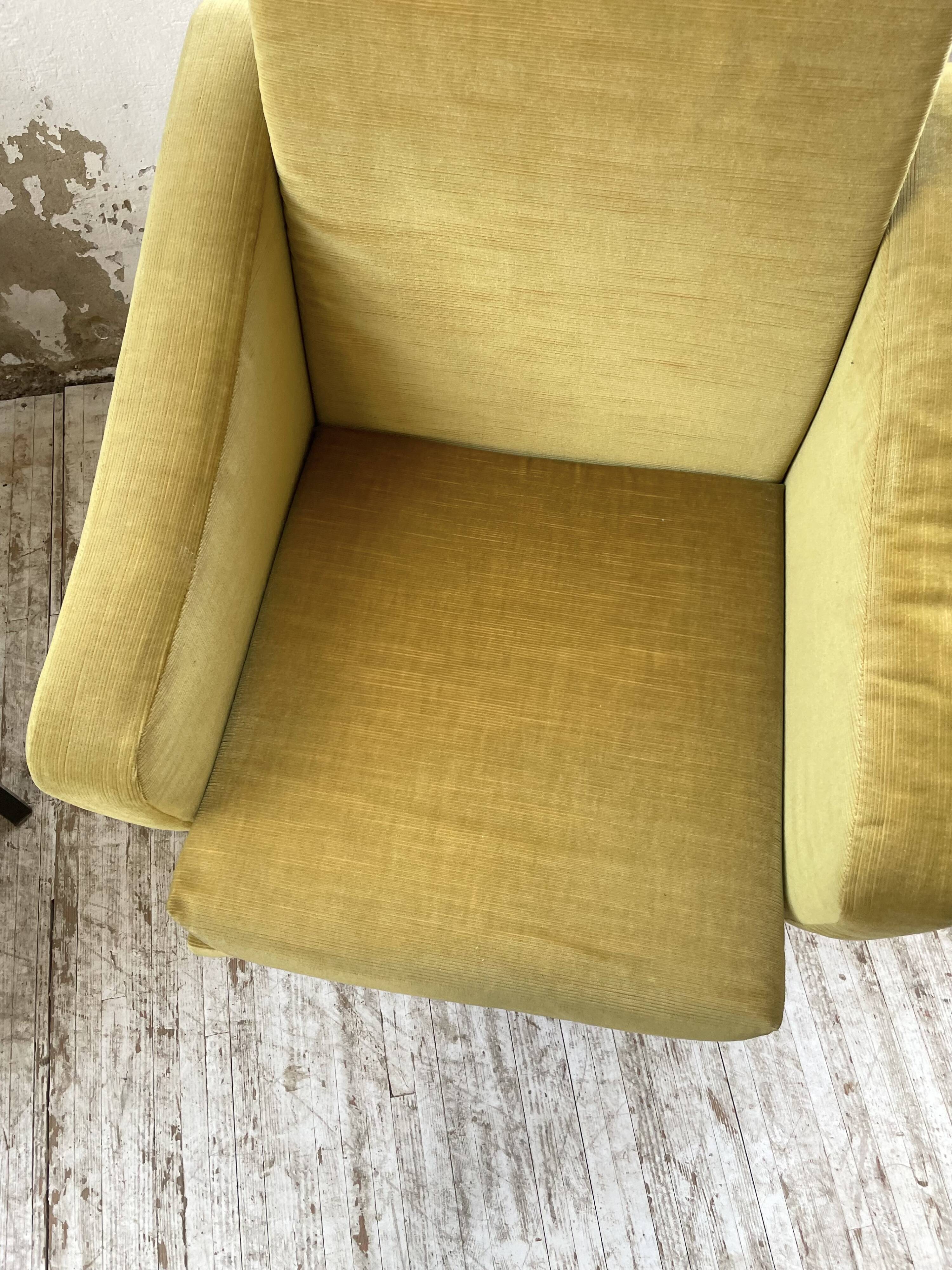 Paire de chauffeuses fauteuils vintage velours jaune