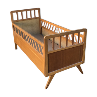 Child bed in wooden foot compass