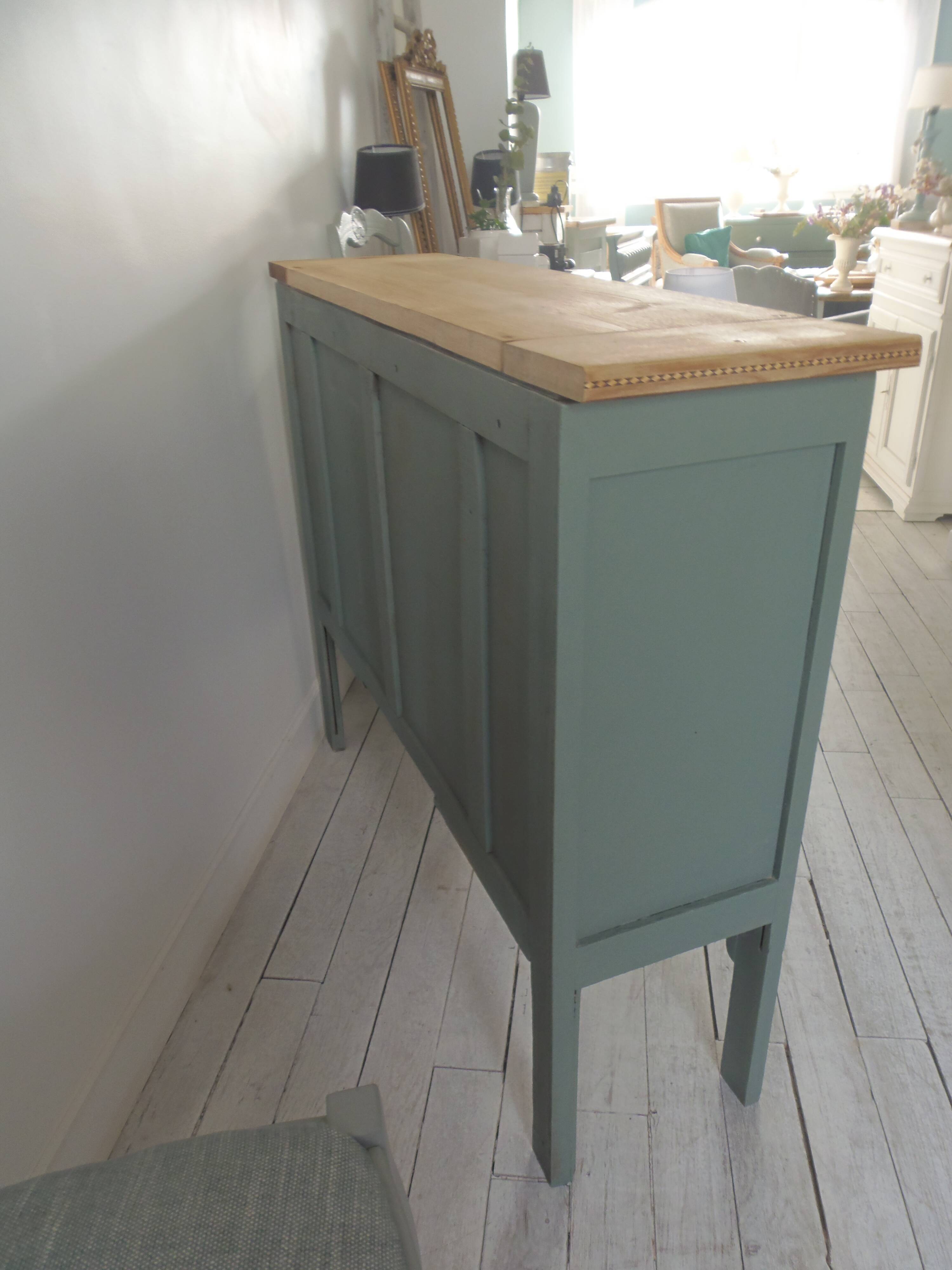 Console, sideboard, shallow display case sublimated in smoky green, wooden top.