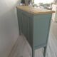 Console, buffet, vitrine peu profond sublimé en vert fumé, plateau bois.