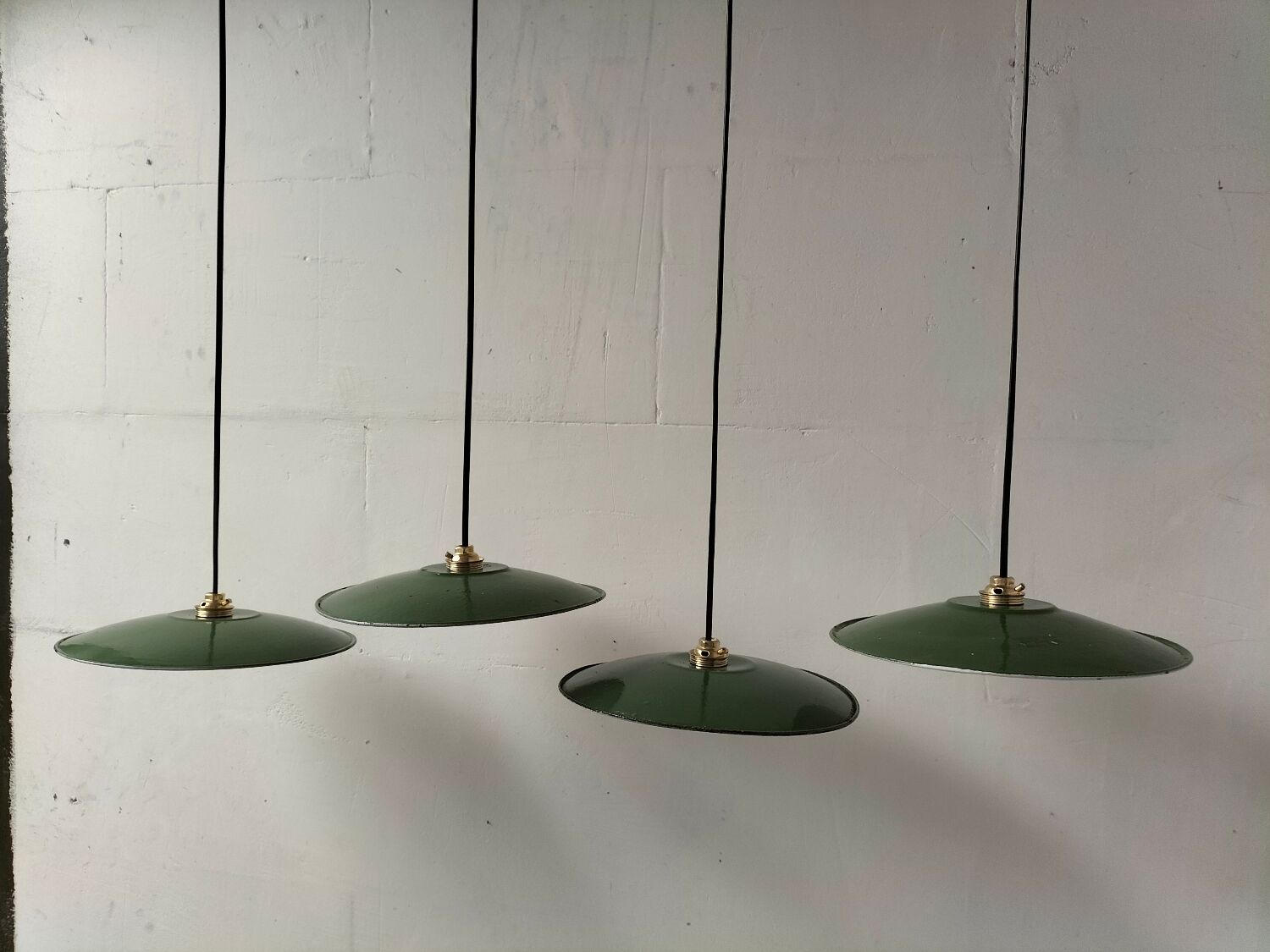 Suspensions in enamelled sheets