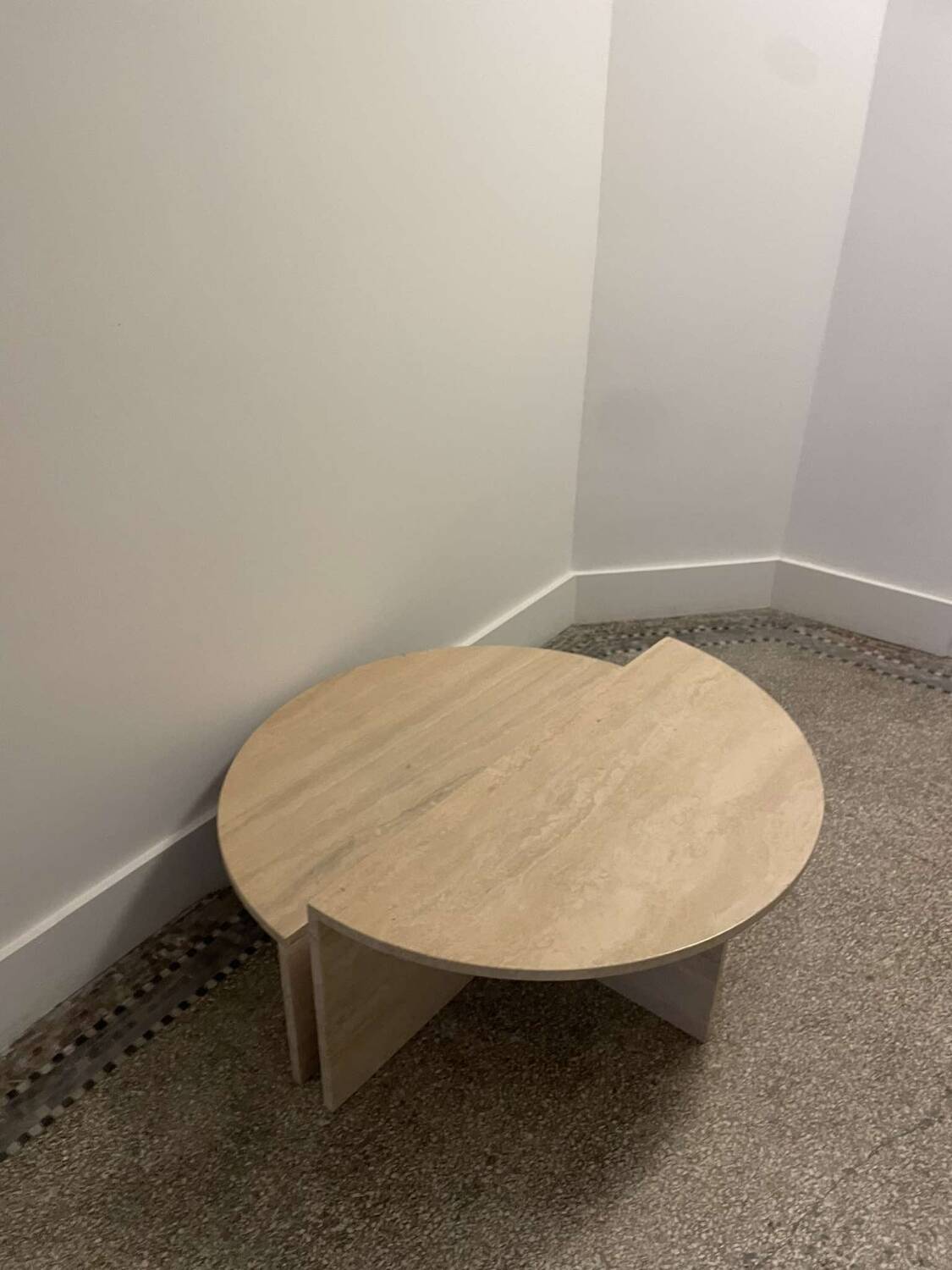 Table basse ronde en travertin, modèle pour Up&up, Italy, 1970s