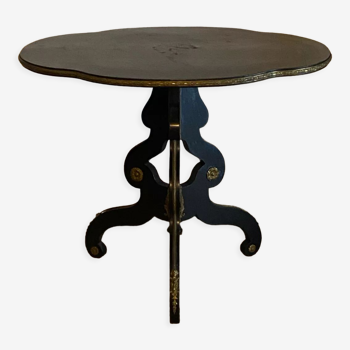 Tilting pedestal table