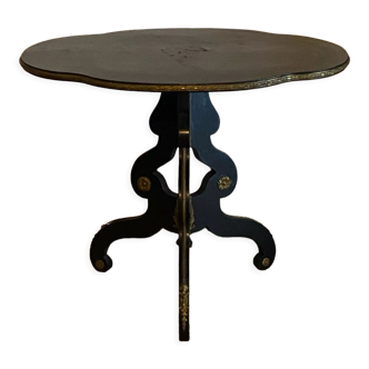 Tilting pedestal table