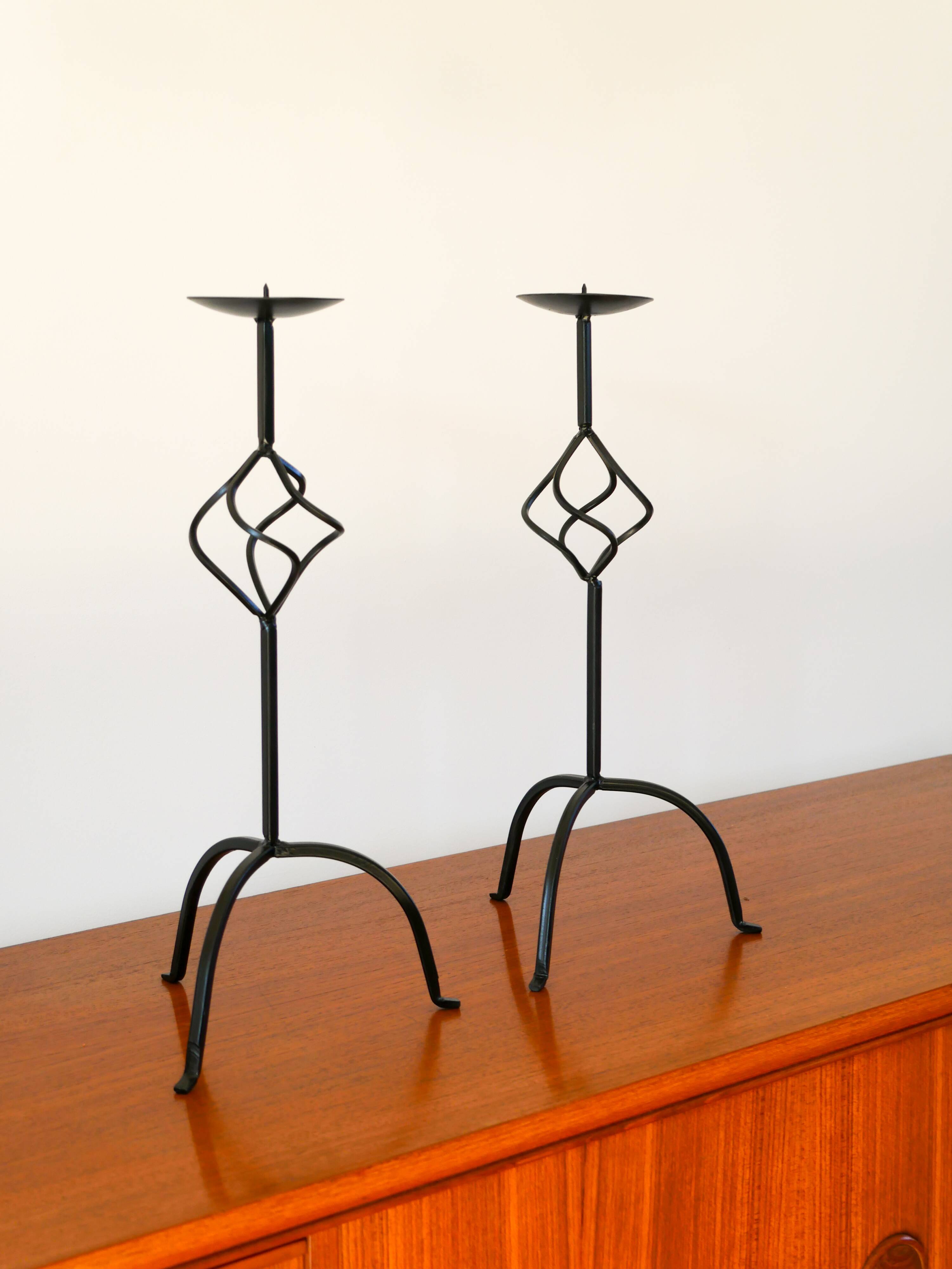Pair of twisted tripod candlesticks in black iron, Brutalist, 1970 - 44 cm