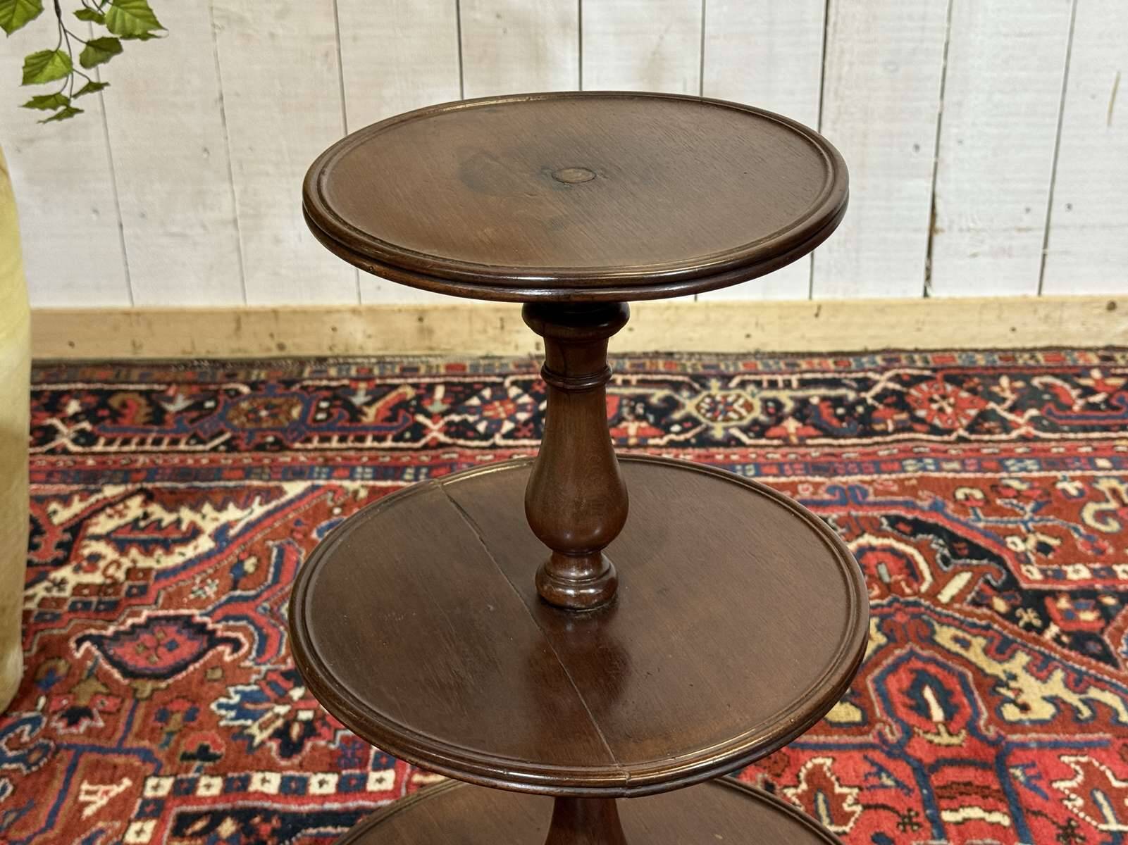 Three-tiered mahogany guéridon from the 19th century.