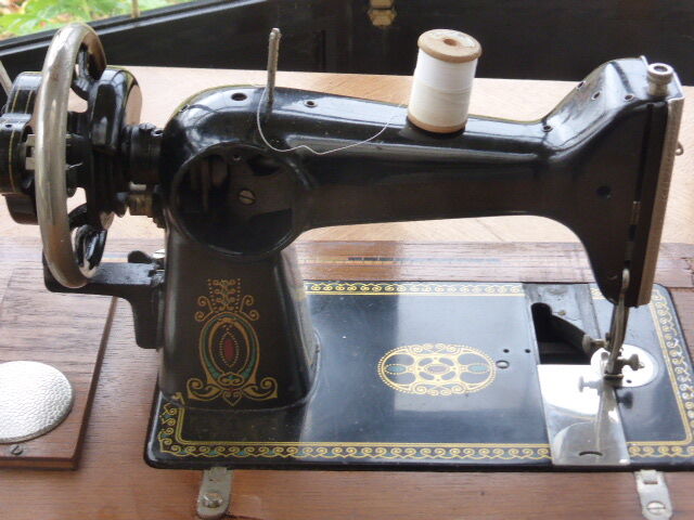 Gelria black metal sewing machine