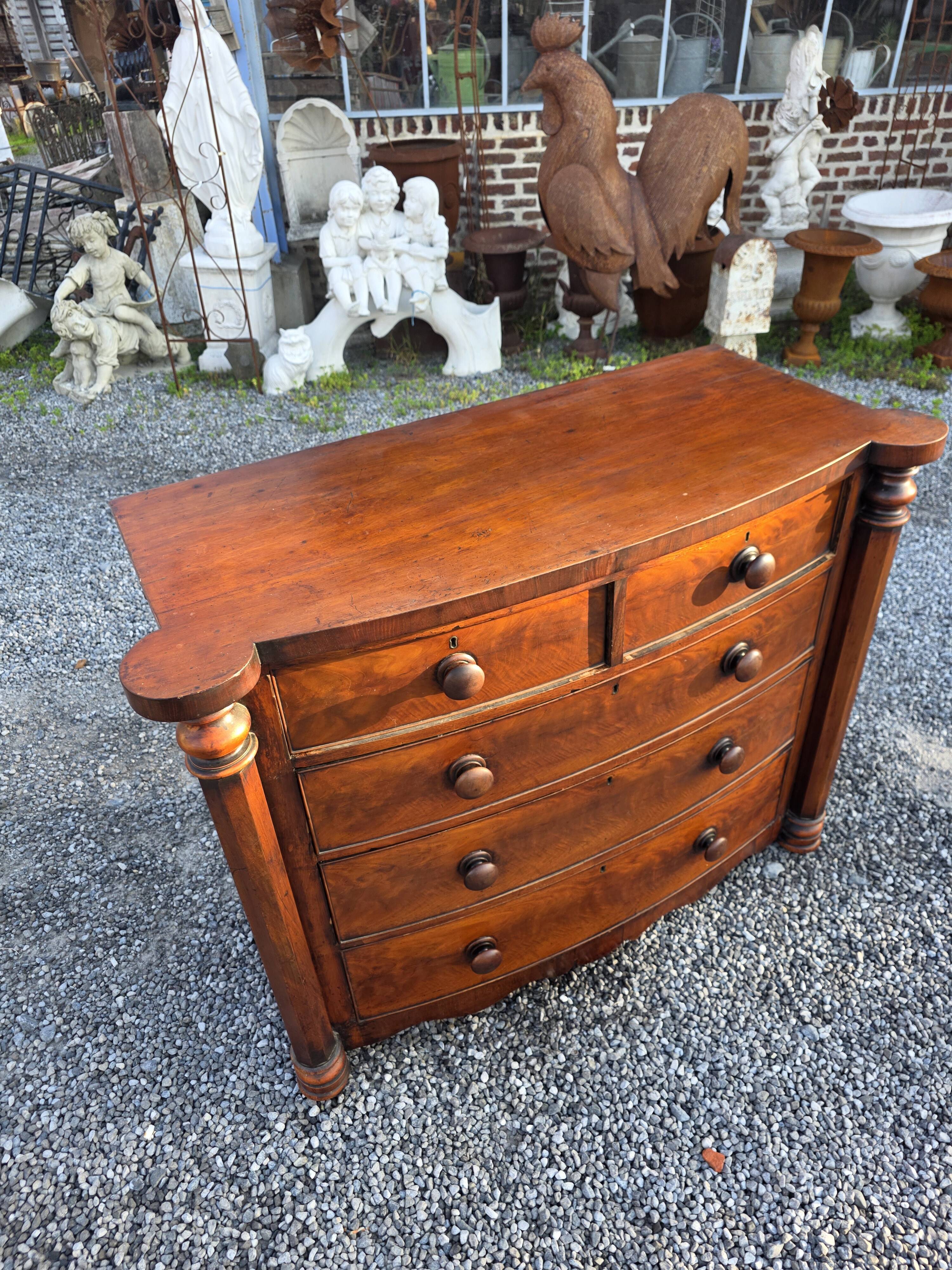 Commode galbée ancienne en acajou de style anglais