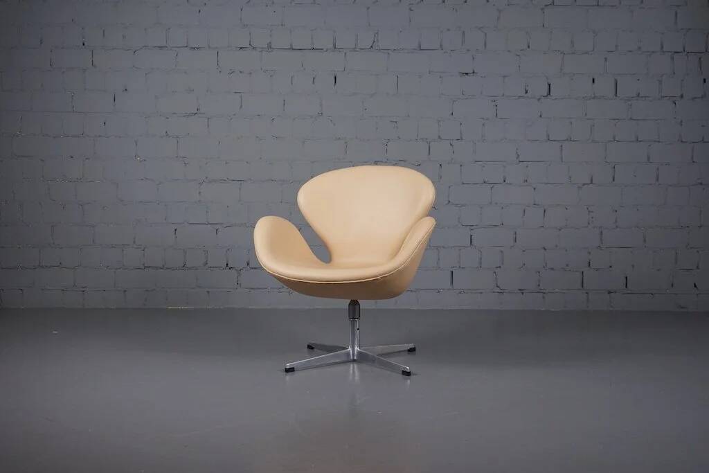 Swan chair by Arne Jacobsen for Fritz Hansen with tilt function