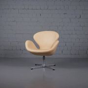 Swan chair by Arne Jacobsen for Fritz Hansen with tilt function