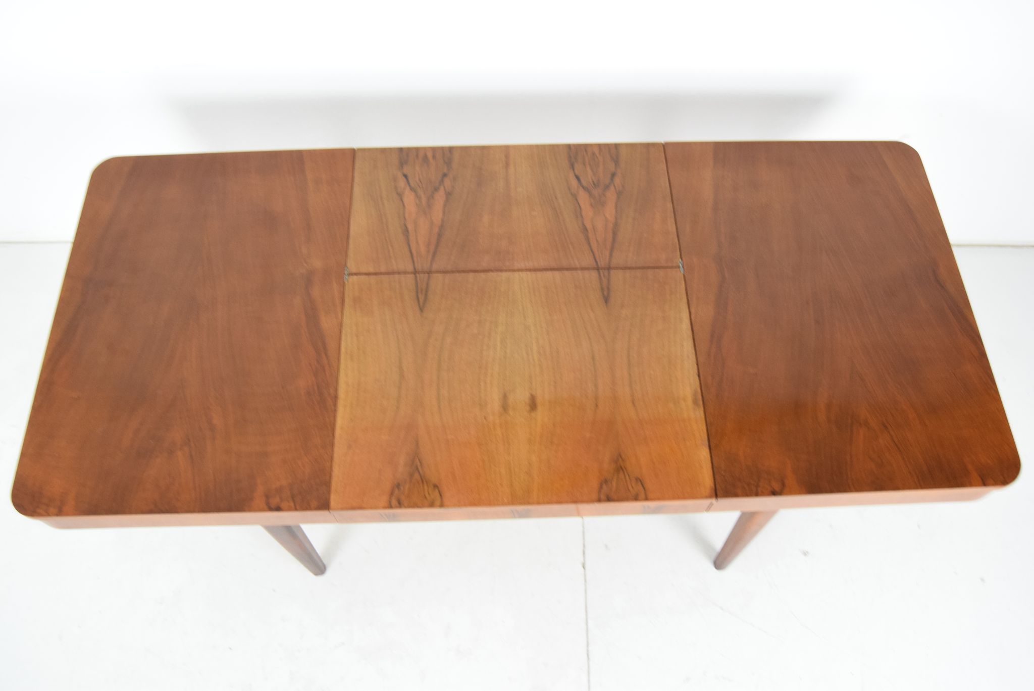 Table à manger extensible Art déco, conçue par Jindrich Halabala, années 1940.