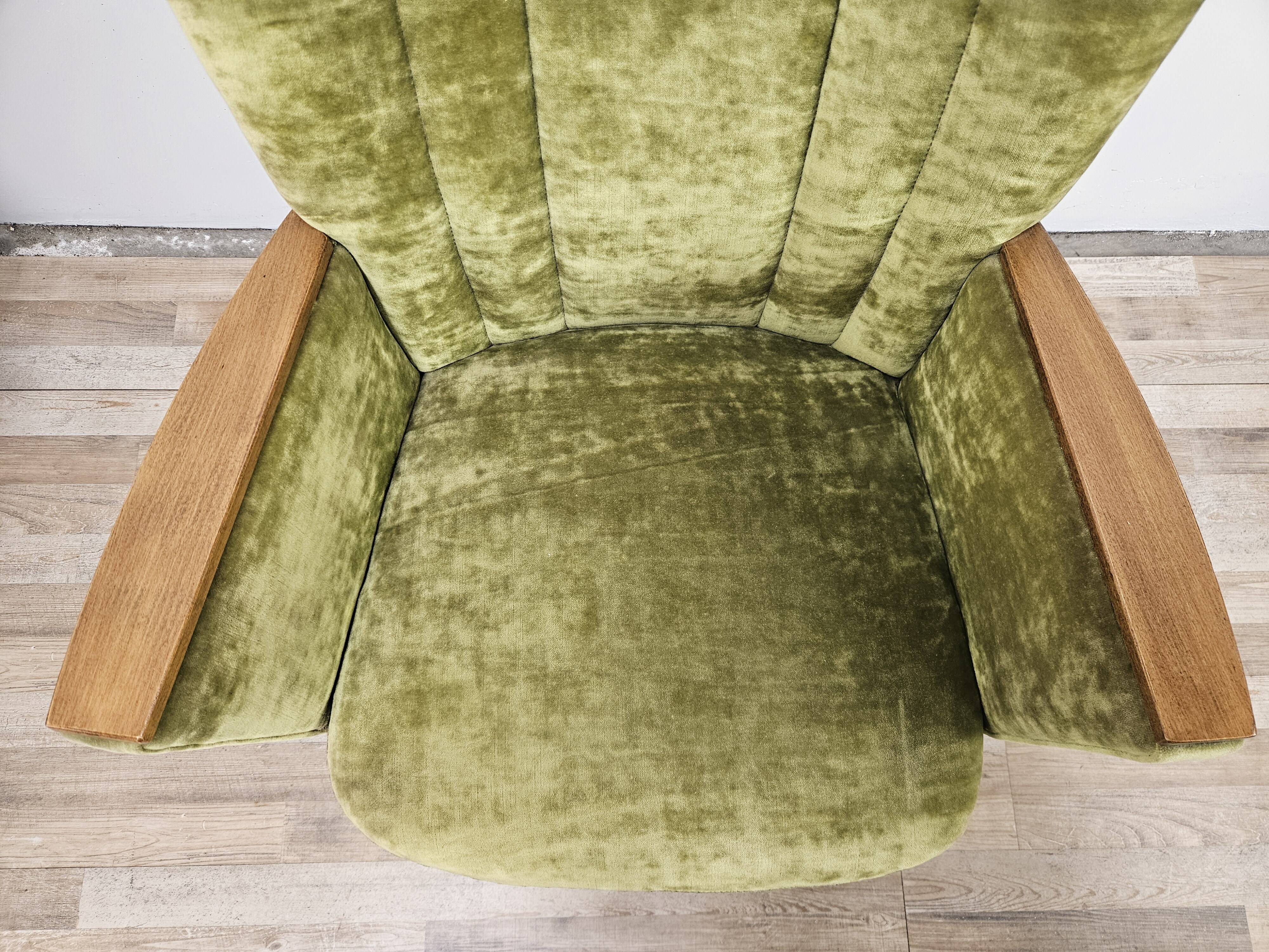 Deux fauteuils cocktail en tissu vert des années 1950 à roulettes
