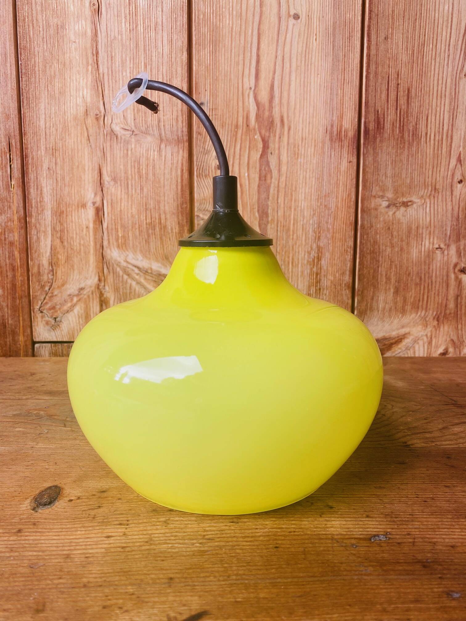 Suspension en opaline jaune vintage 70