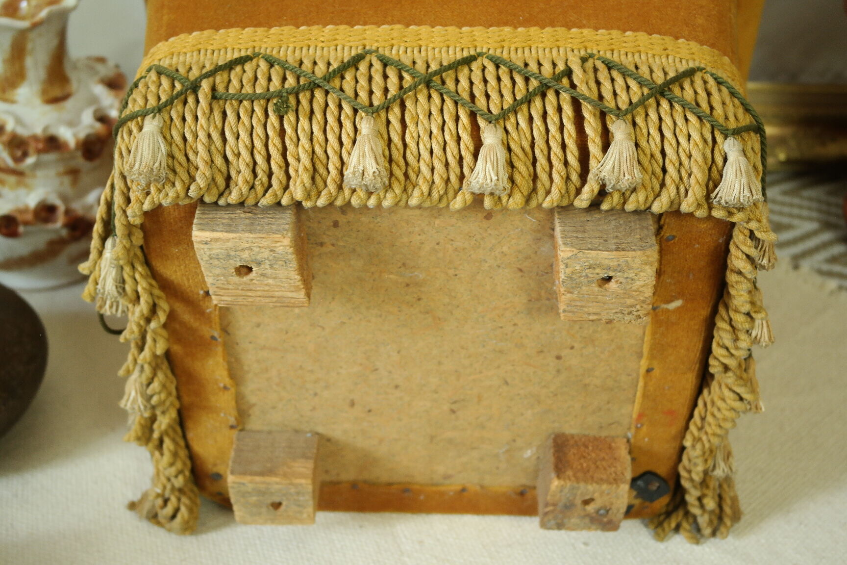 Pouf coffre vintage velours ocre et passementerie