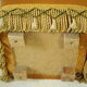 Pouf coffre vintage velours ocre et passementerie