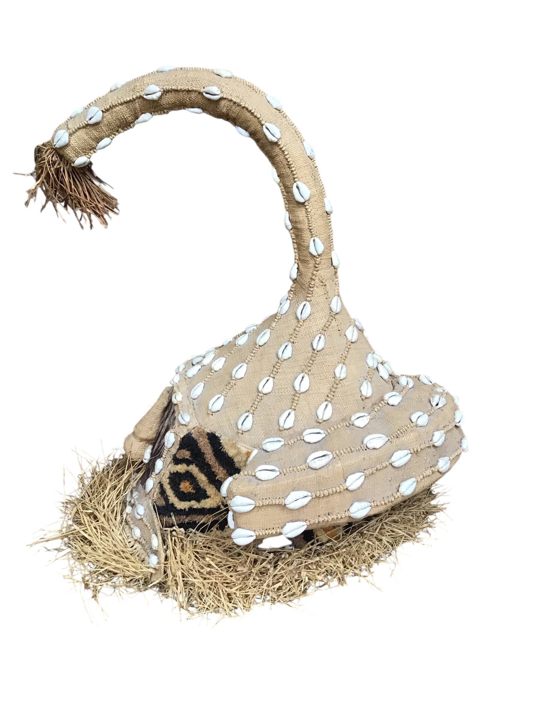 Masque-heaume éléphant Kuba Mukyeem / Mukenga – Congo – Cauris & raphia