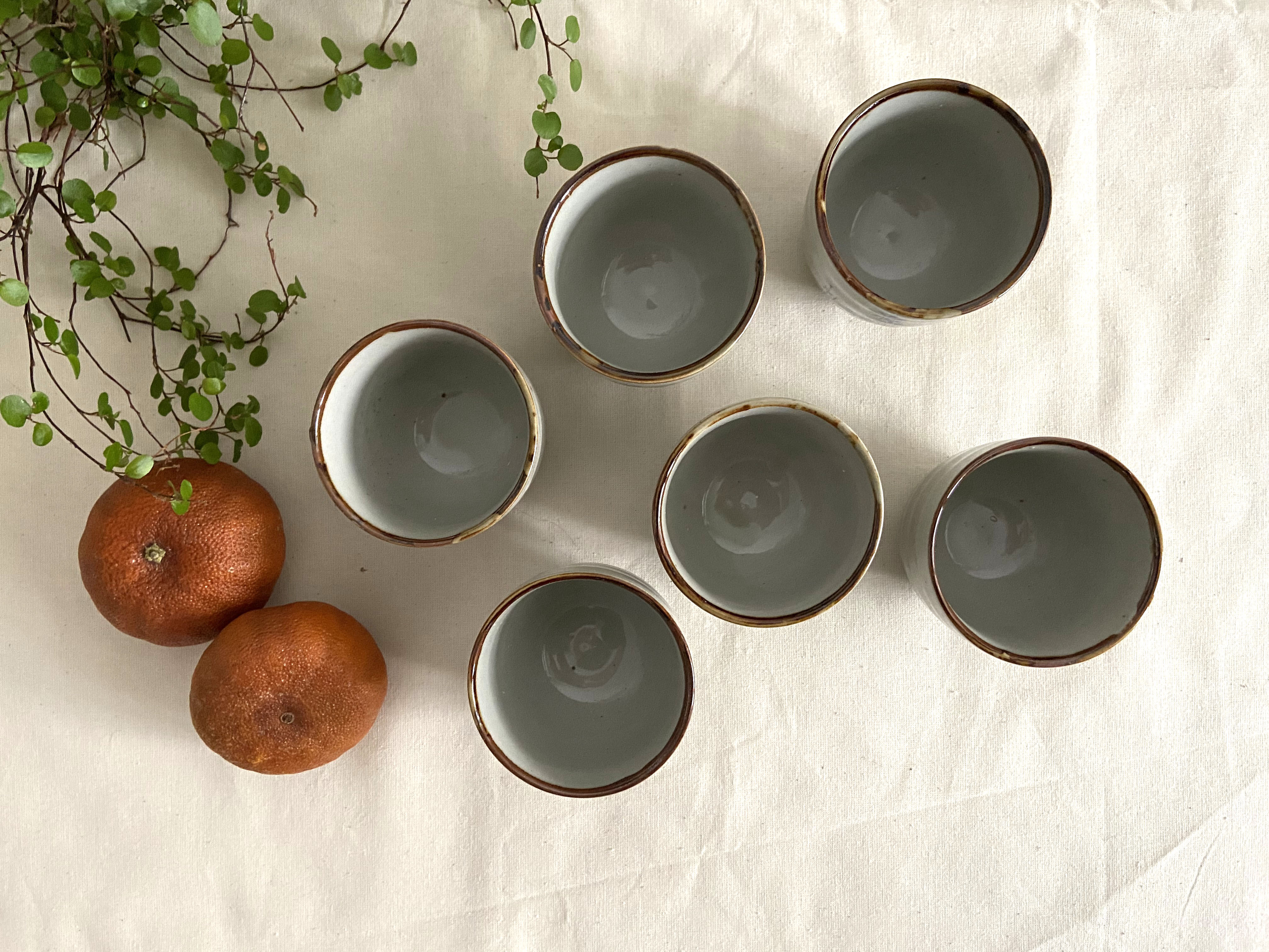 Set de 6 tasses en grès peintes à décor de fleurs