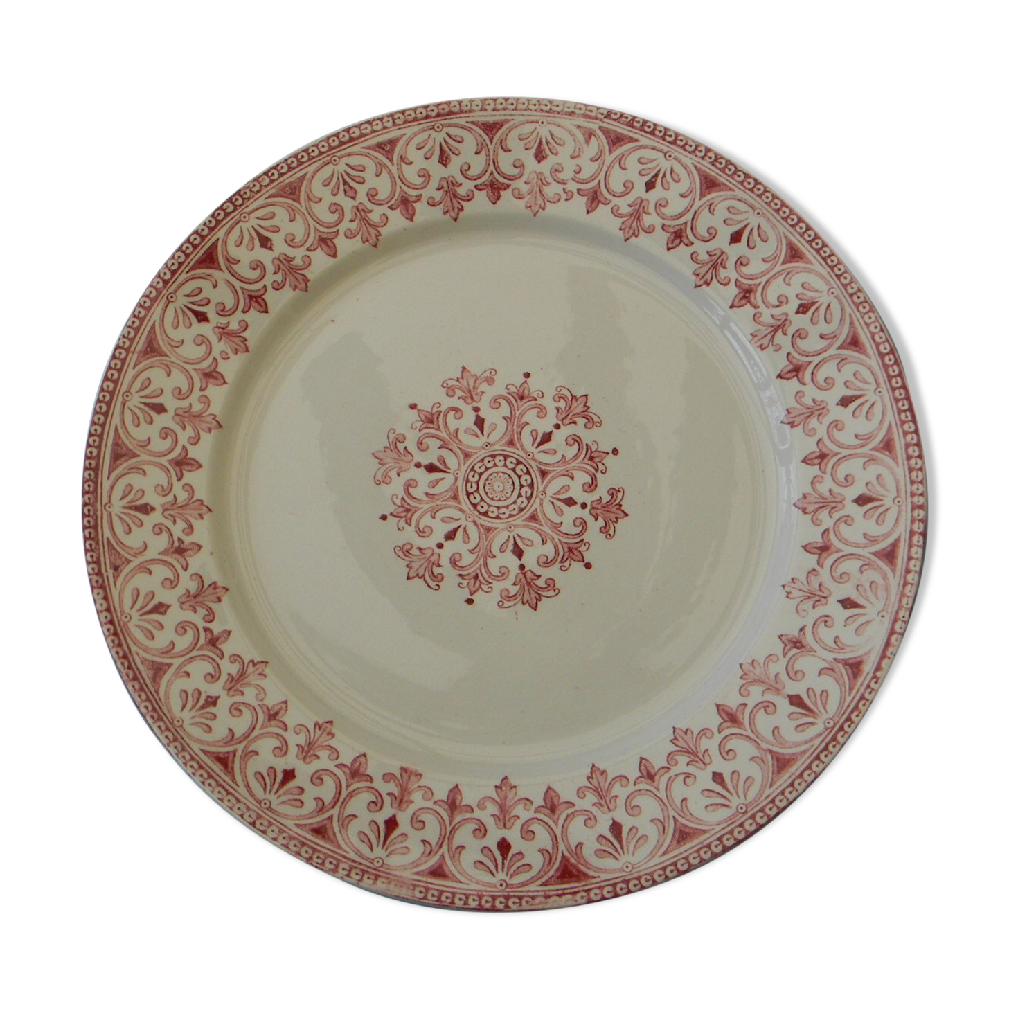 Flat plate in faience pink decoration