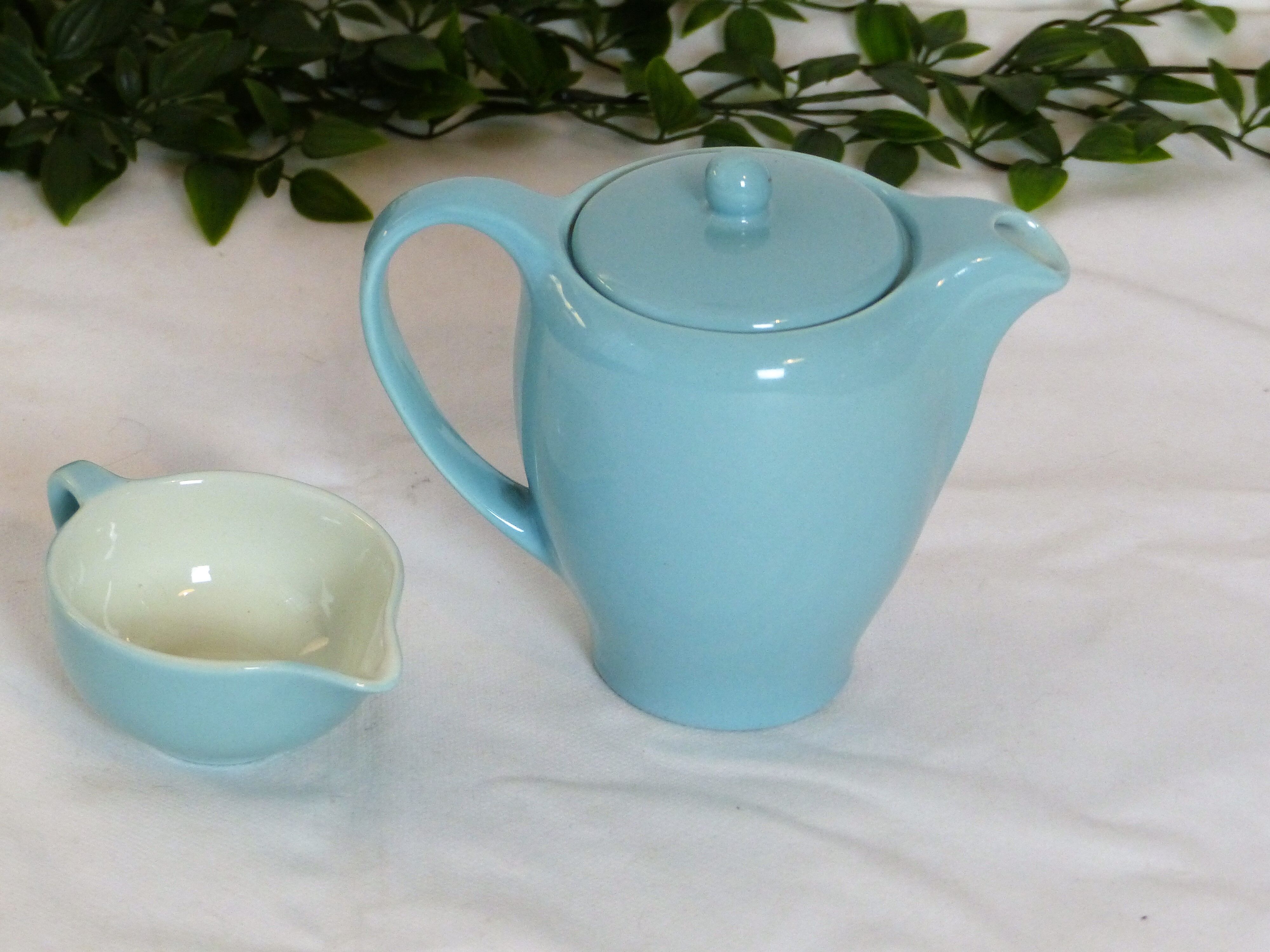 Teapot and its milk pot