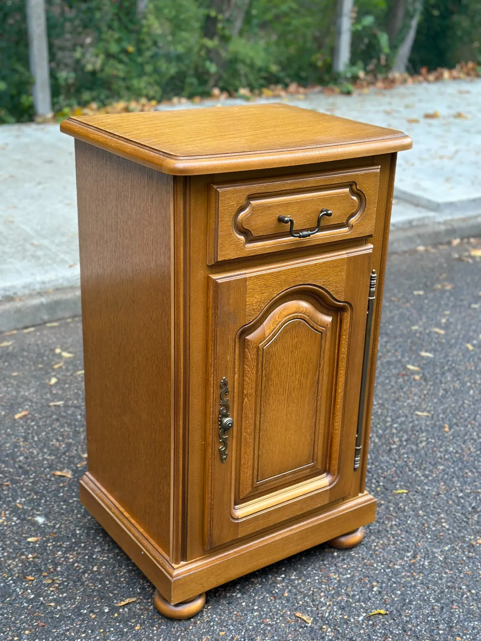 Table de chevet haute meuble d'appoint en chêne teinté miel 1980