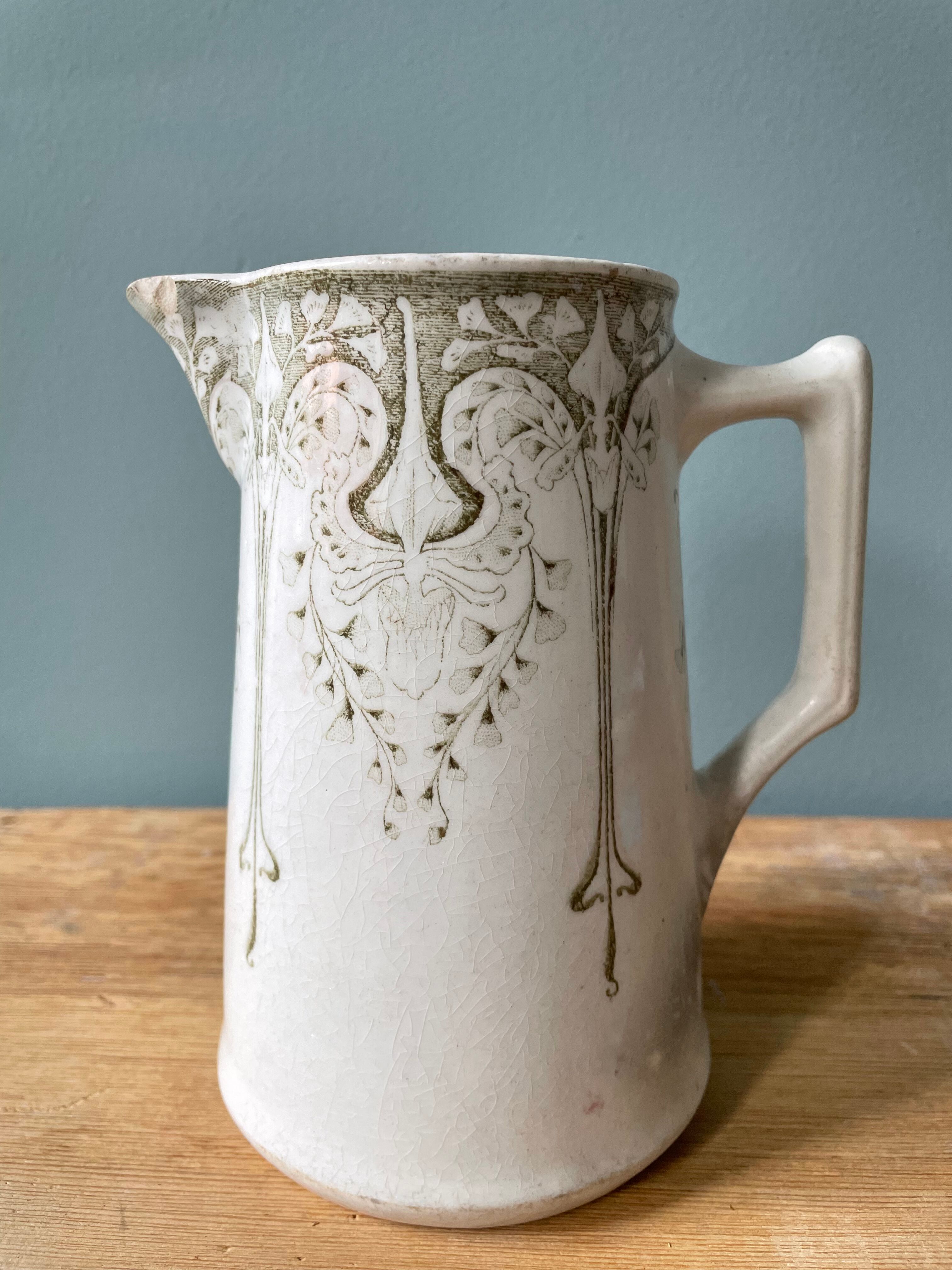 Pichet Art Nouveau en faïence de Creil et Montereau, modèle Labrador