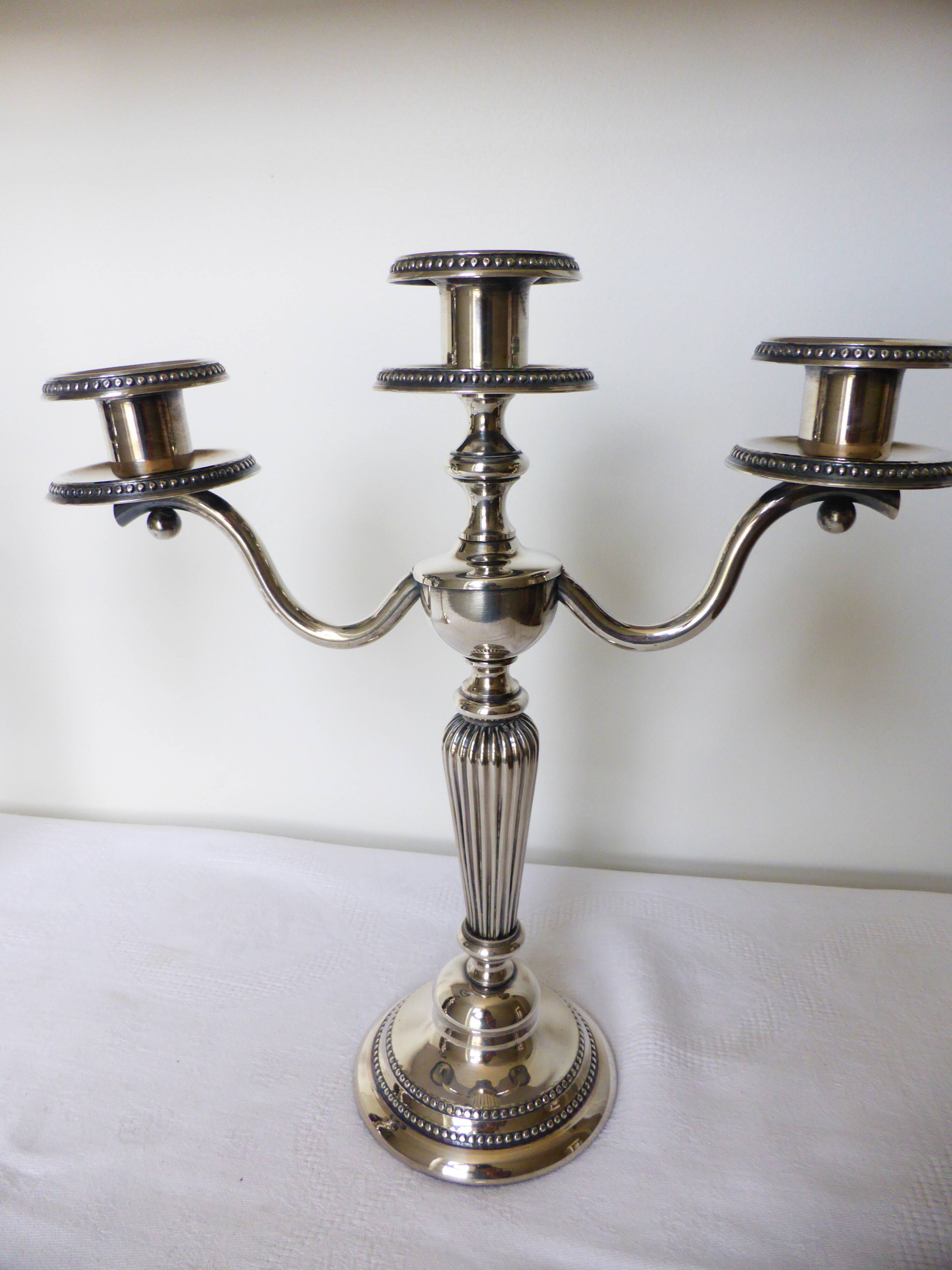 2 chandeliers ou bougeoirs de 3 feux en métal argenté 210797