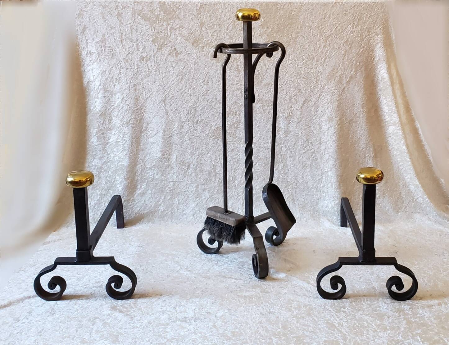 Ensemble de 2 chenets et serviteur de cheminée en fer forgé et bronze