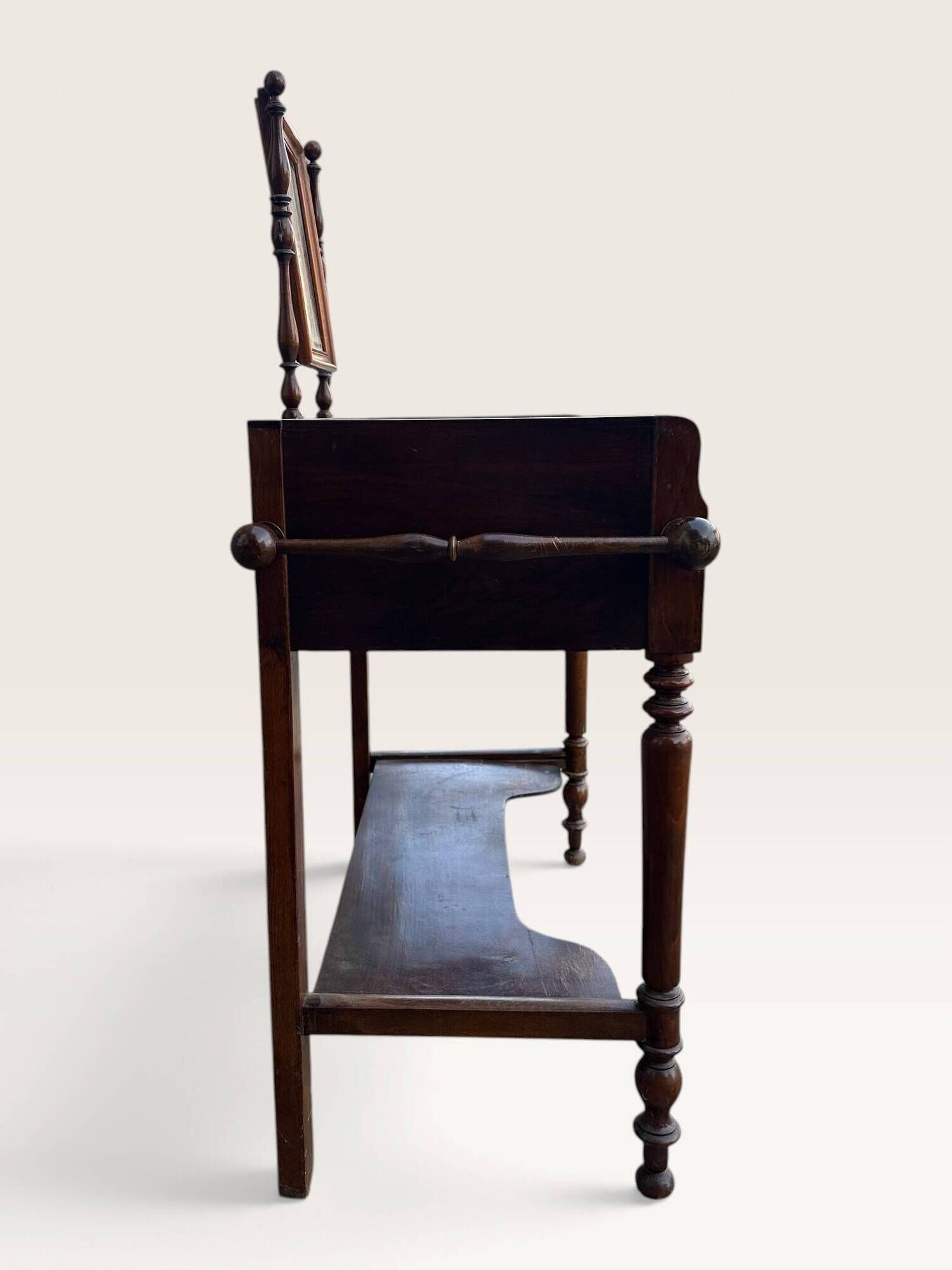 Dressing table in walnut and marble, late 19th century.